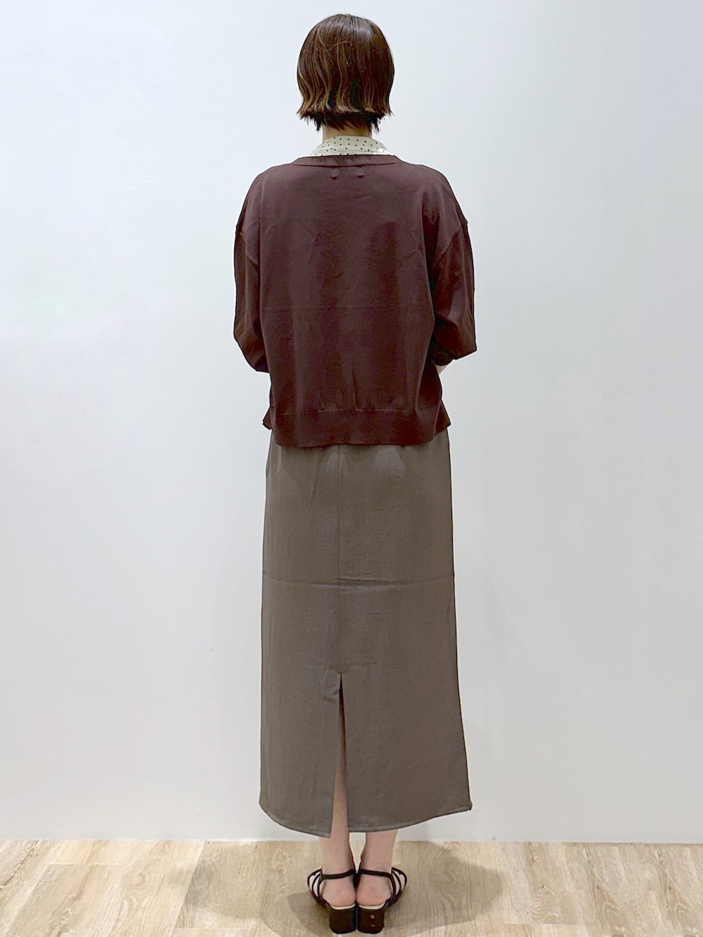 ブラウン系のカーディガン/ボレロ、ベージュ系のシャツ/ブラウス、ブラウン系のスカートを着用したレディースの夏コーディネートの4枚目の写真