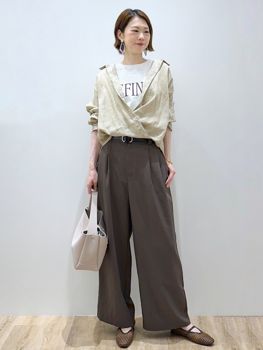 ベージュ系のシャツ/ブラウス、ホワイト系のTシャツ/カットソー、ブラウン系のその他パンツを着用したレディースの夏コーディネートの5枚目の写真