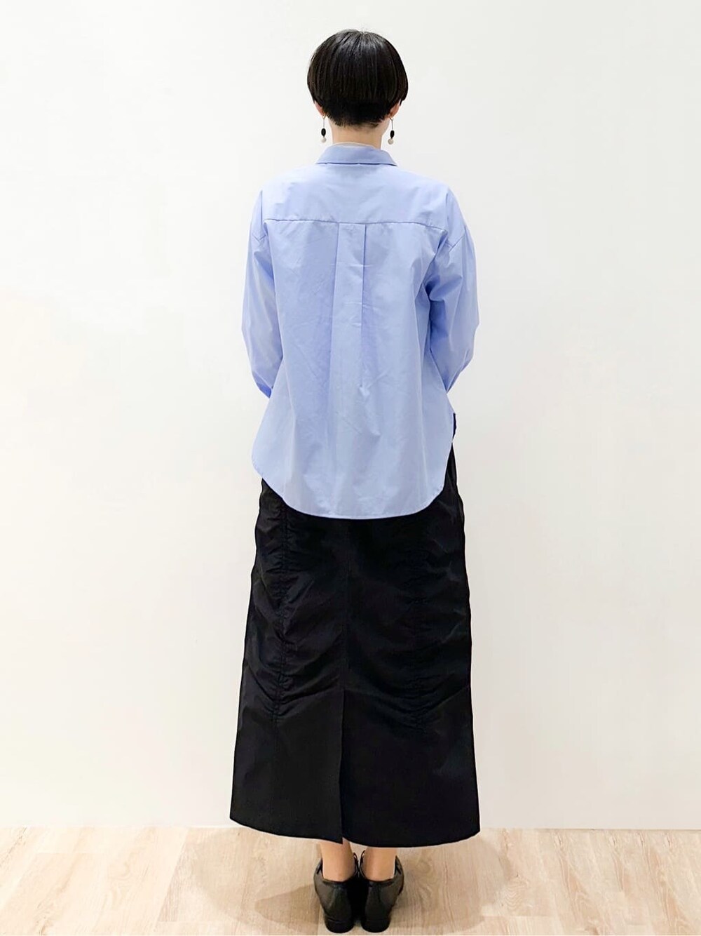 ブルー系のシャツ/ブラウス、ブルー系のTシャツ/カットソー、ブラック系のスカートを着用したレディースの春コーディネートの3枚目の写真