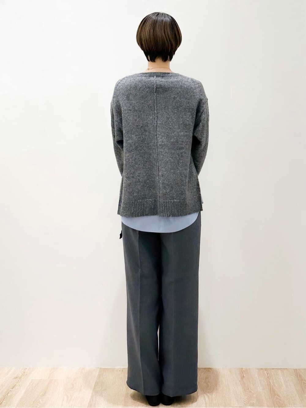 グレー系のニット/セーター、ブルー系のTシャツ/カットソー、グレー系のその他パンツを着用したレディースの冬コーディネートの4枚目の写真