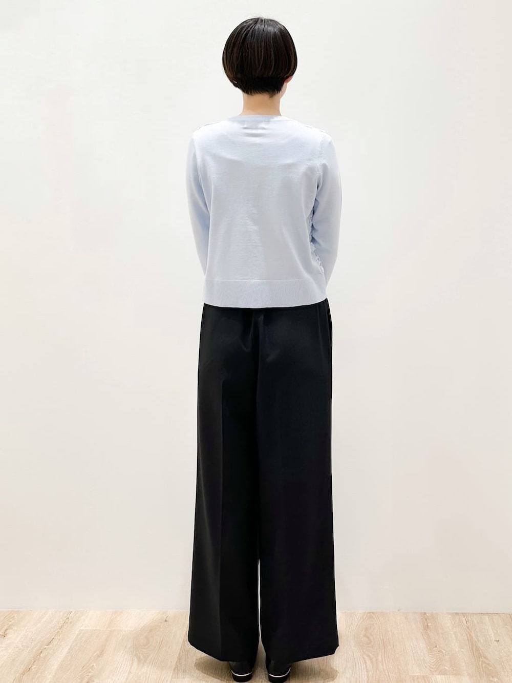 ブラック系のパンプス、ブラック系のその他パンツ、ブラック系のトートバッグを着用したレディースの春コーディネートの3枚目の写真