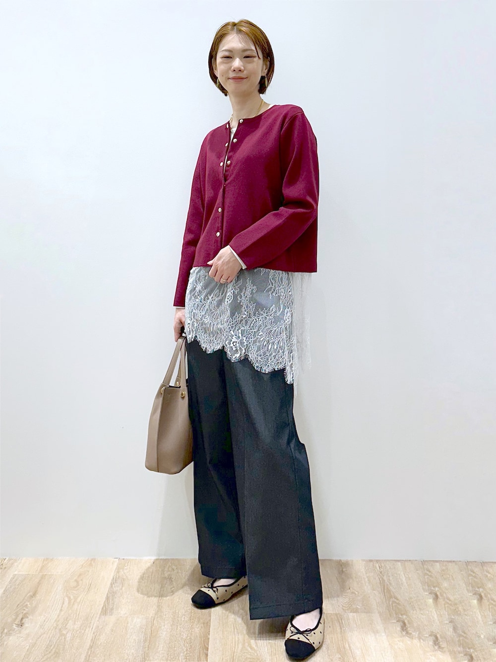 レッド系のカーディガン/ボレロ、ホワイト系のTシャツ/カットソー、ブラック系のその他パンツを着用したレディースの秋コーディネートの3枚目の写真