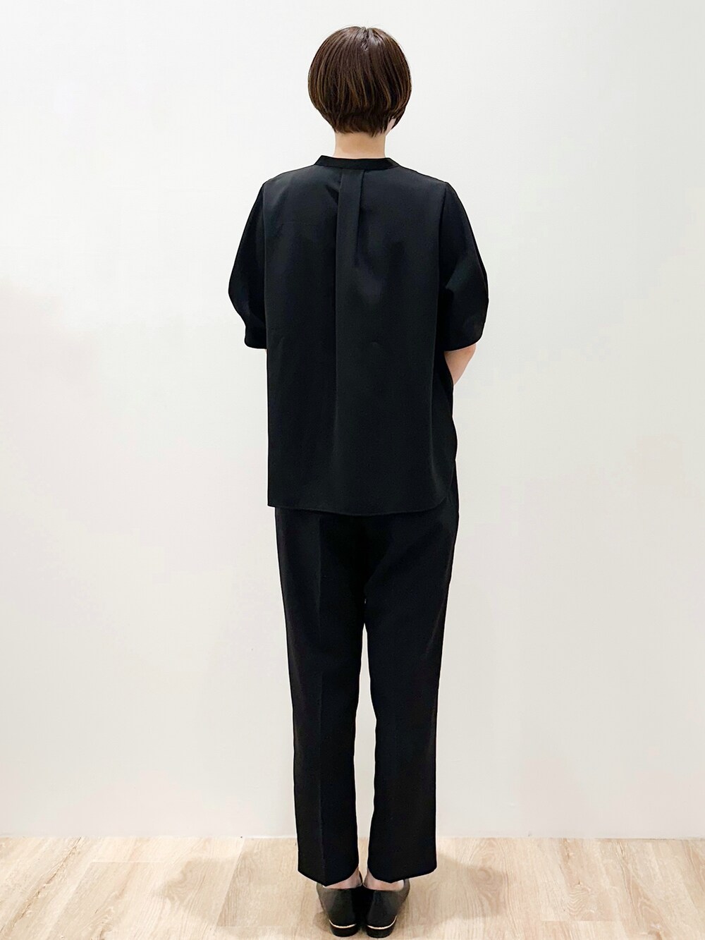ブラック系のパンプス、ブラック系のシャツ/ブラウス、ブラック系のその他パンツを着用したレディースの春コーディネートの3枚目の写真