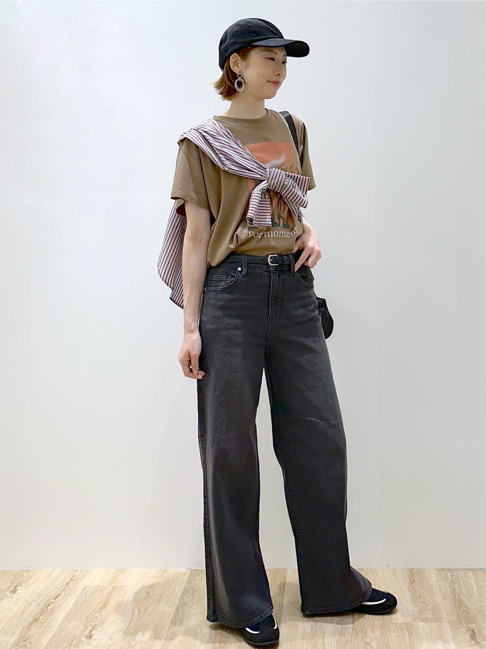 ブラウン系のシャツ/ブラウス、ブラウン系のTシャツ/カットソー、ブラック系のデニムパンツを着用したレディースの秋コーディネートの3枚目の写真
