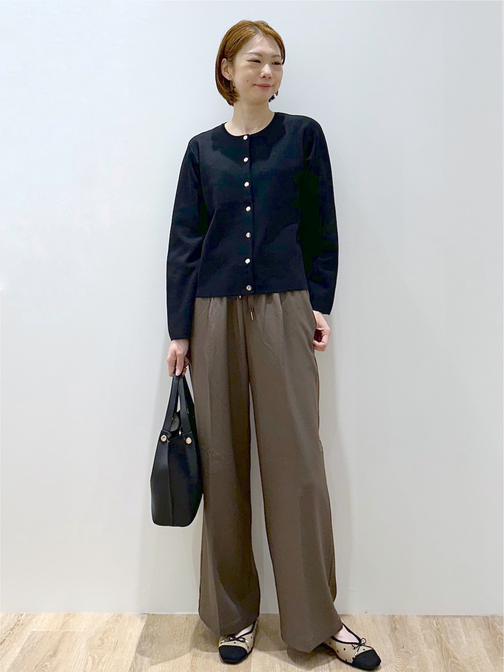 ブラック系のカーディガン/ボレロ、ブラウン系のその他パンツ、ブラック系のショルダーバッグを着用したレディースの秋コーディネートの6枚目の写真