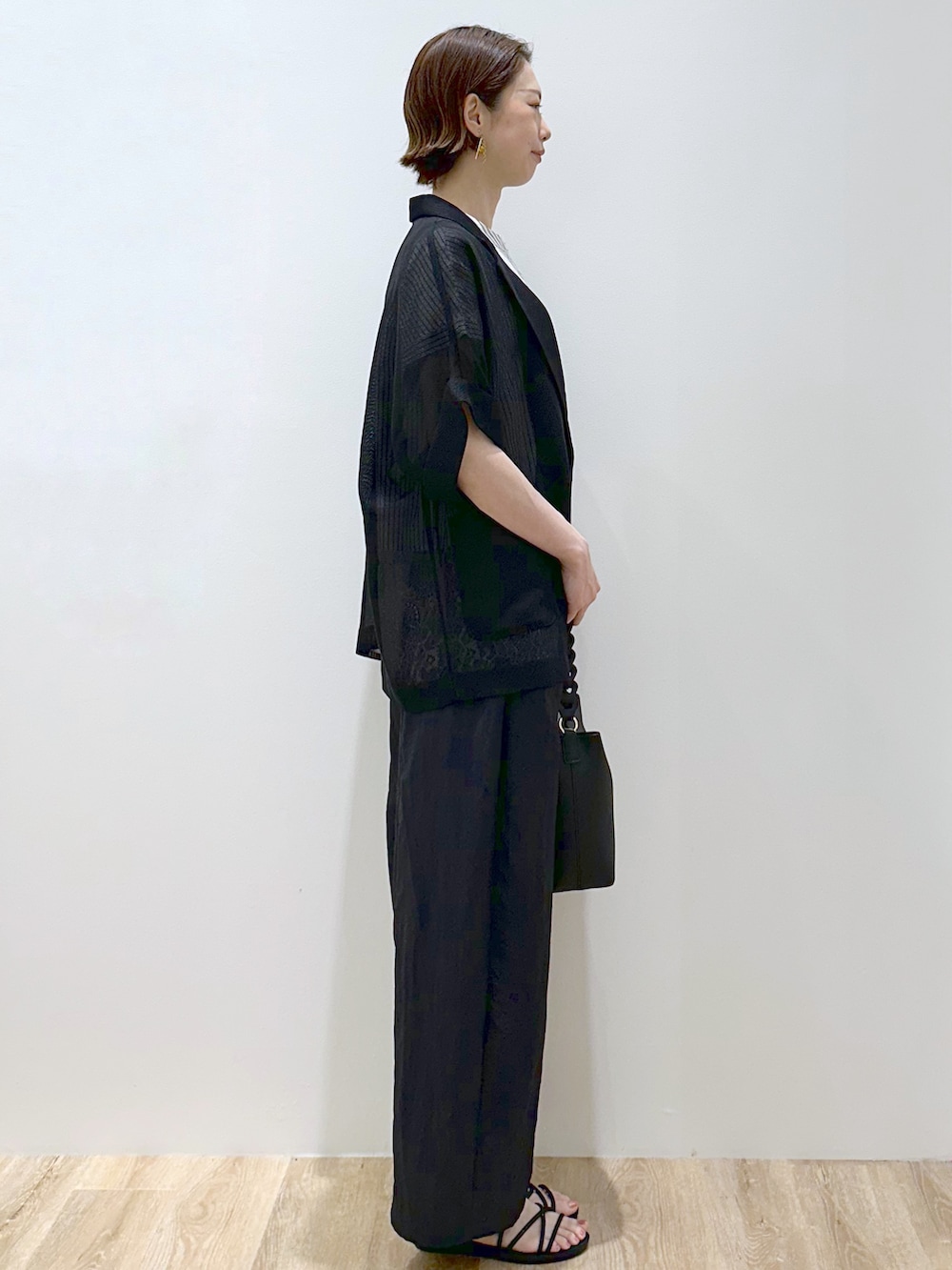 ブラック系のテーラードジャケット、ブルー系のシャツ/ブラウス、ブラック系のその他パンツを着用したレディースの夏コーディネートの2枚目の写真