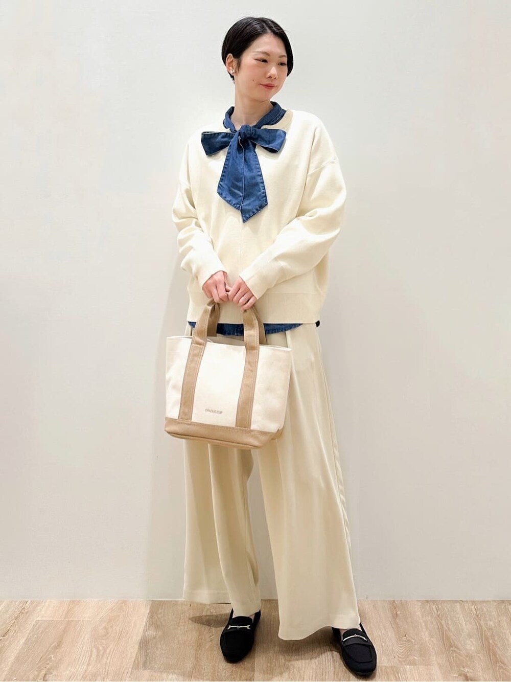 ホワイト系のニット/セーター、ブルー系のシャツ/ブラウス、ベージュ系のその他パンツを着用したレディースの冬コーディネートの4枚目の写真