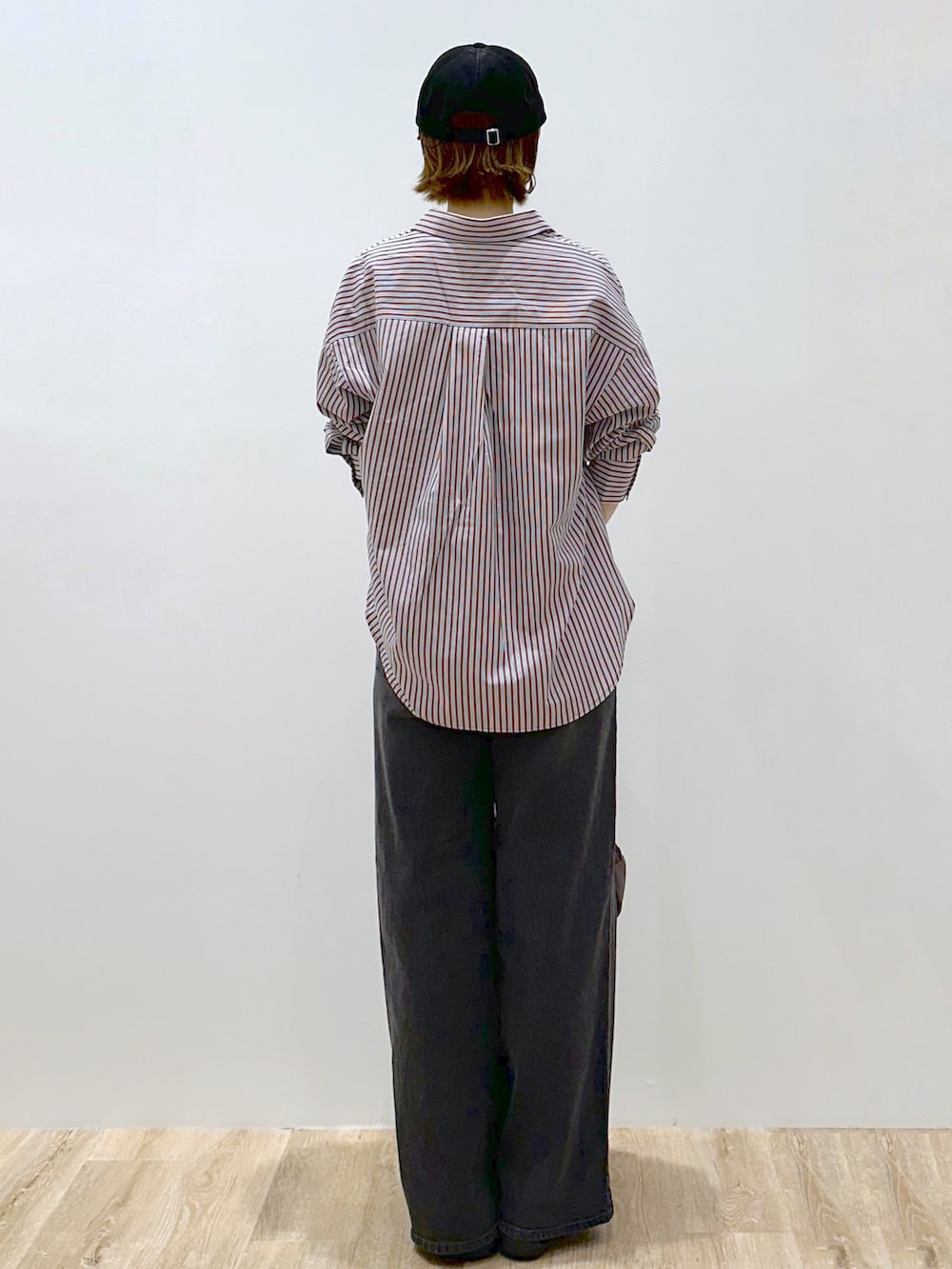 ブラウン系のシャツ/ブラウス、ブラウン系のTシャツ/カットソー、ブラック系のデニムパンツを着用したレディースの秋コーディネートの4枚目の写真