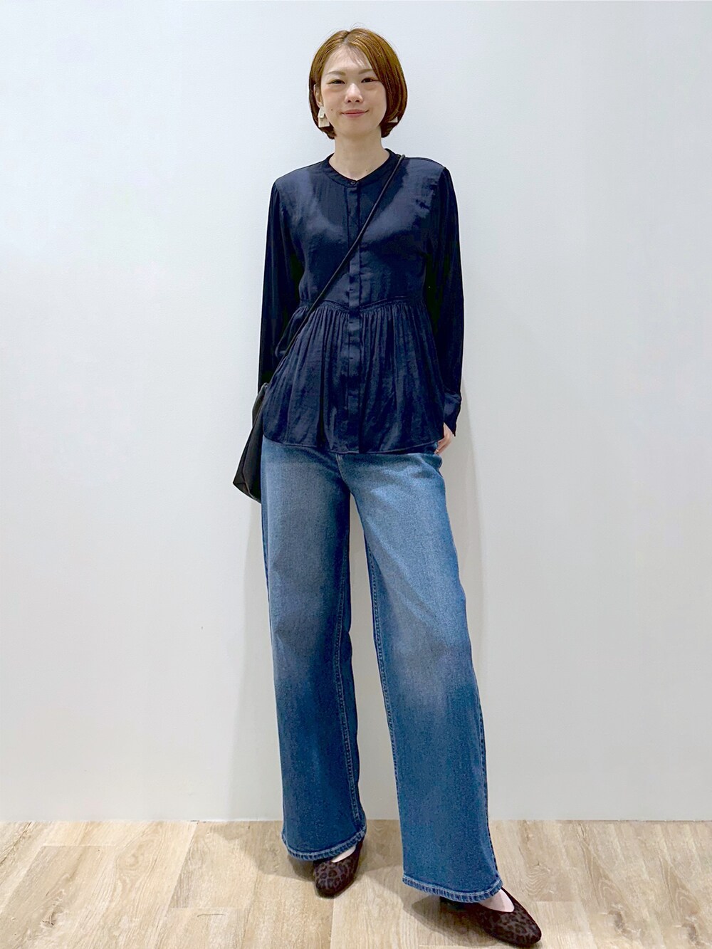 ブルー系のシャツ/ブラウス、ブルー系のデニムパンツ、ブラック系のショルダーバッグを着用したレディースの秋コーディネートの7枚目の写真