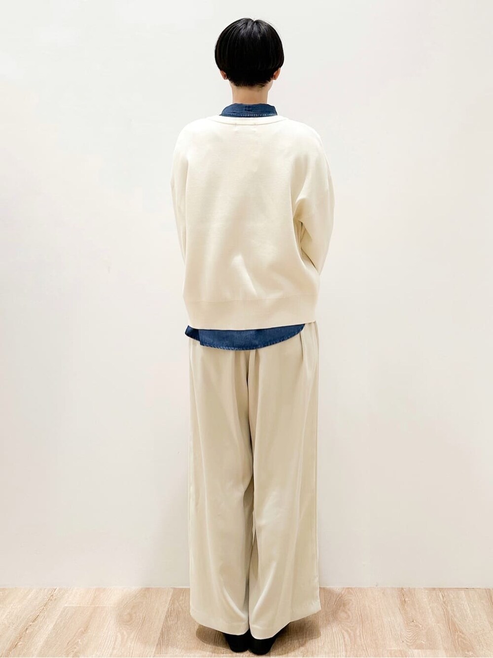 ホワイト系のニット/セーター、ブルー系のシャツ/ブラウス、ベージュ系のその他パンツを着用したレディースの冬コーディネートの3枚目の写真