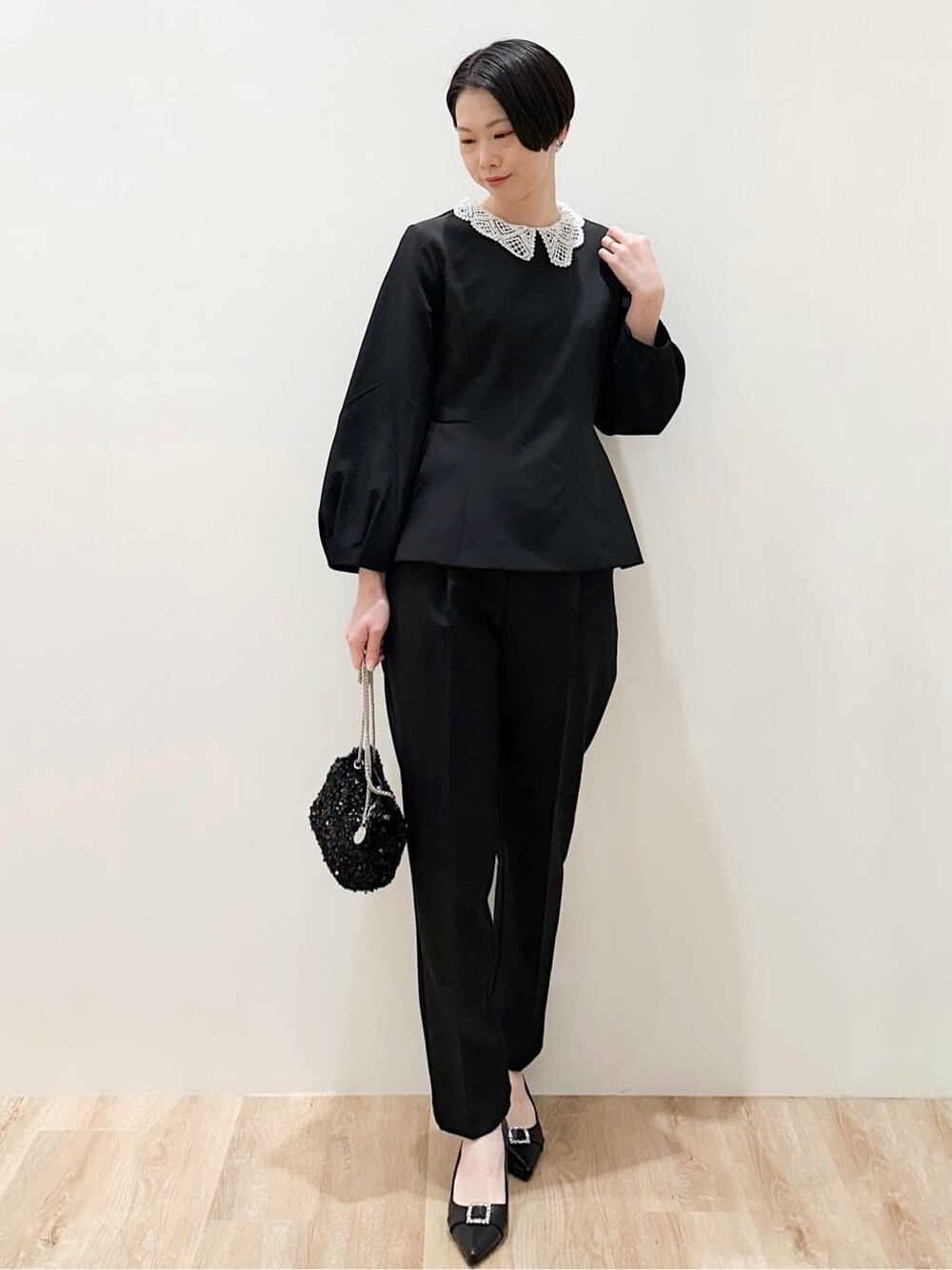 ブラック系のシャツ/ブラウス、ブラック系のその他パンツ、ブラック系のショルダーバッグを着用したレディースの冬コーディネートの5枚目の写真