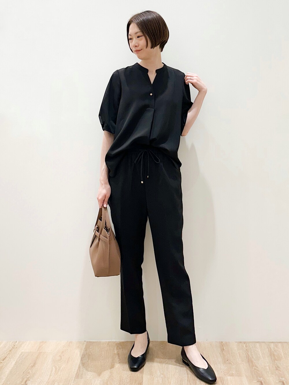 ブラック系のパンプス、ブラック系のシャツ/ブラウス、ブラック系のその他パンツを着用したレディースの春コーディネートの4枚目の写真