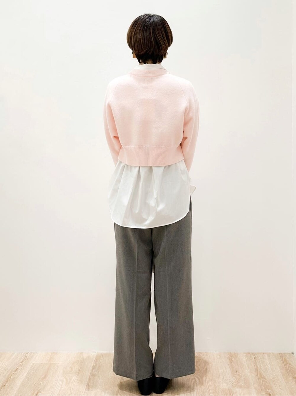 ピンク系のニット/セーター、ホワイト系のシャツ/ブラウス、グレー系のその他パンツを着用したレディースの冬コーディネートの4枚目の写真