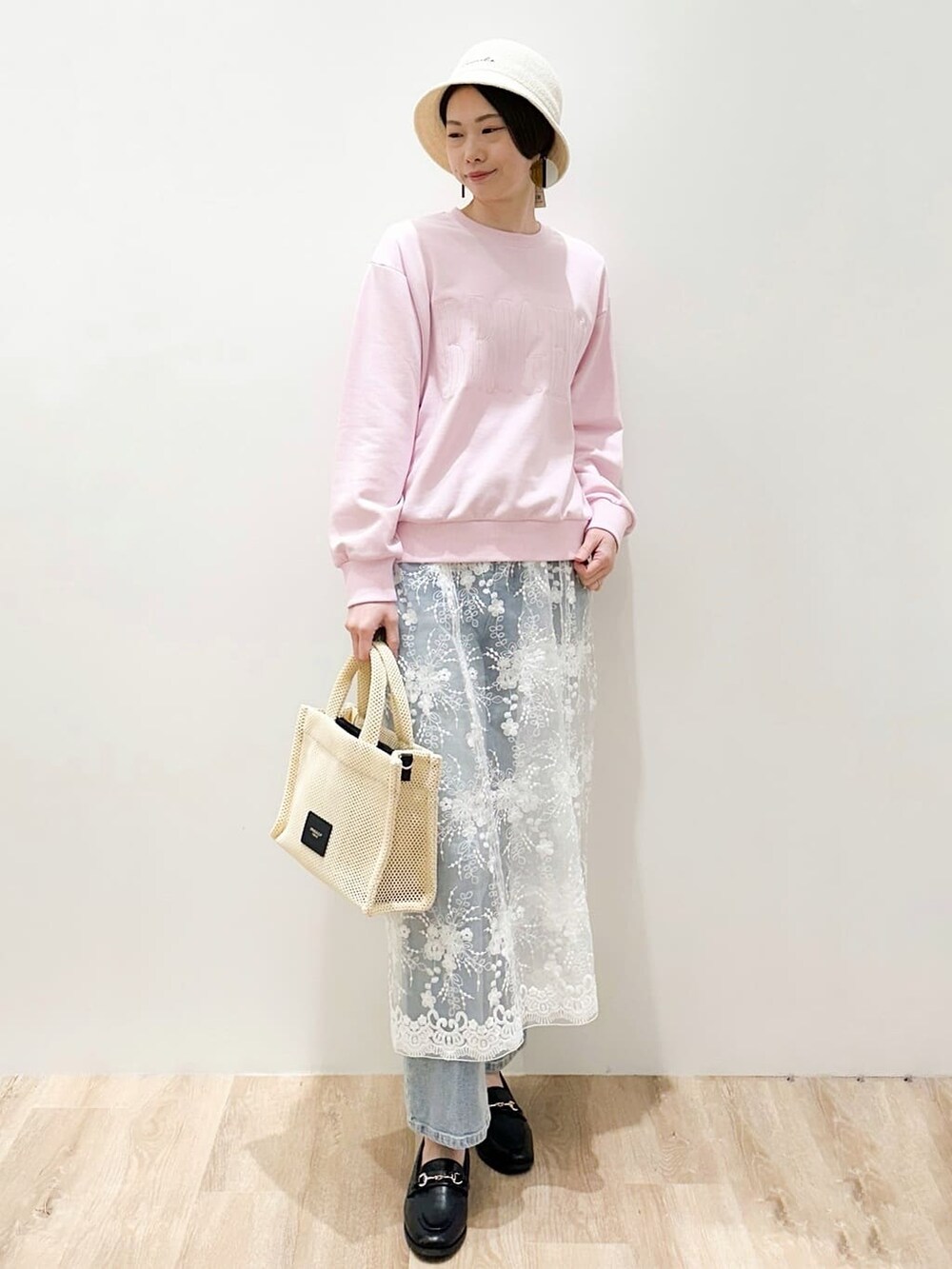 ブラック系のパンプス、ブルー系のデニムパンツ、ピンク系のTシャツ/カットソーを着用したレディースの春コーディネートの5枚目の写真