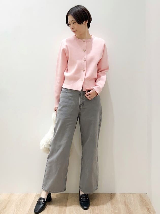 ピンク系のカーディガン/ボレロ、グレー系のその他パンツ、ホワイト系のハンドバッグを着用したレディースの秋コーディネートの4枚目の写真