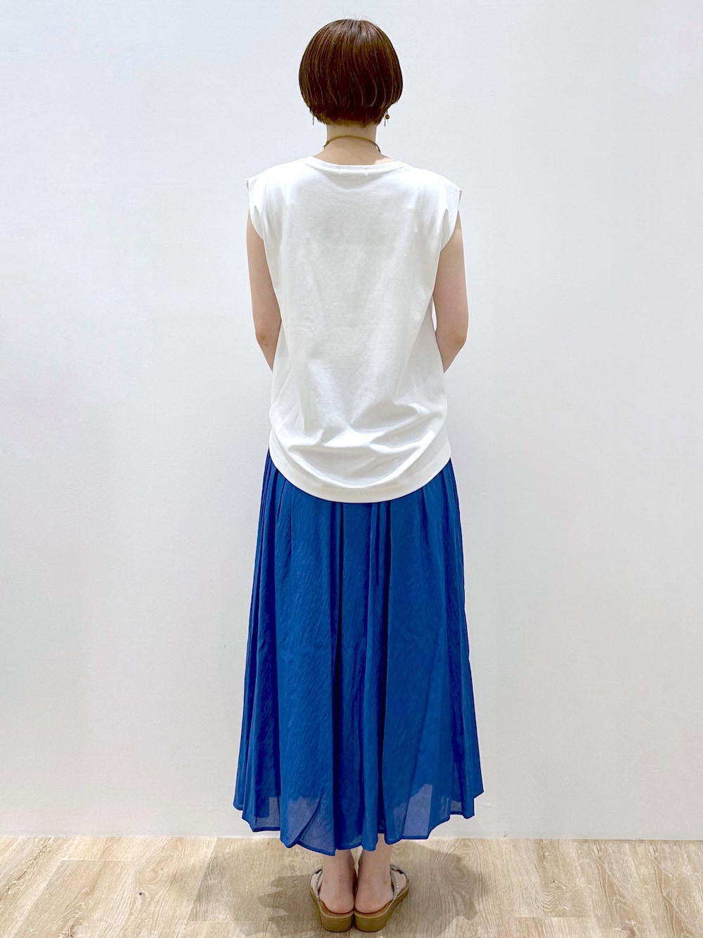 ホワイト系のTシャツ/カットソー、ブルー系のその他パンツ、ブラック系のトートバッグを着用したレディースの夏コーディネートの4枚目の写真