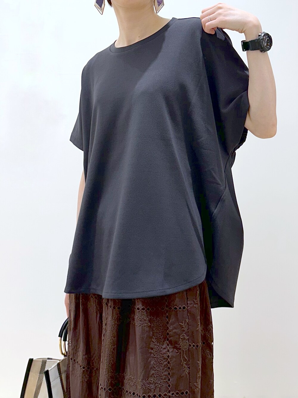 グレー系のTシャツ/カットソー、ブラウン系のその他パンツ、ブラック系のトートバッグを着用したレディースの春コーディネートの5枚目の写真