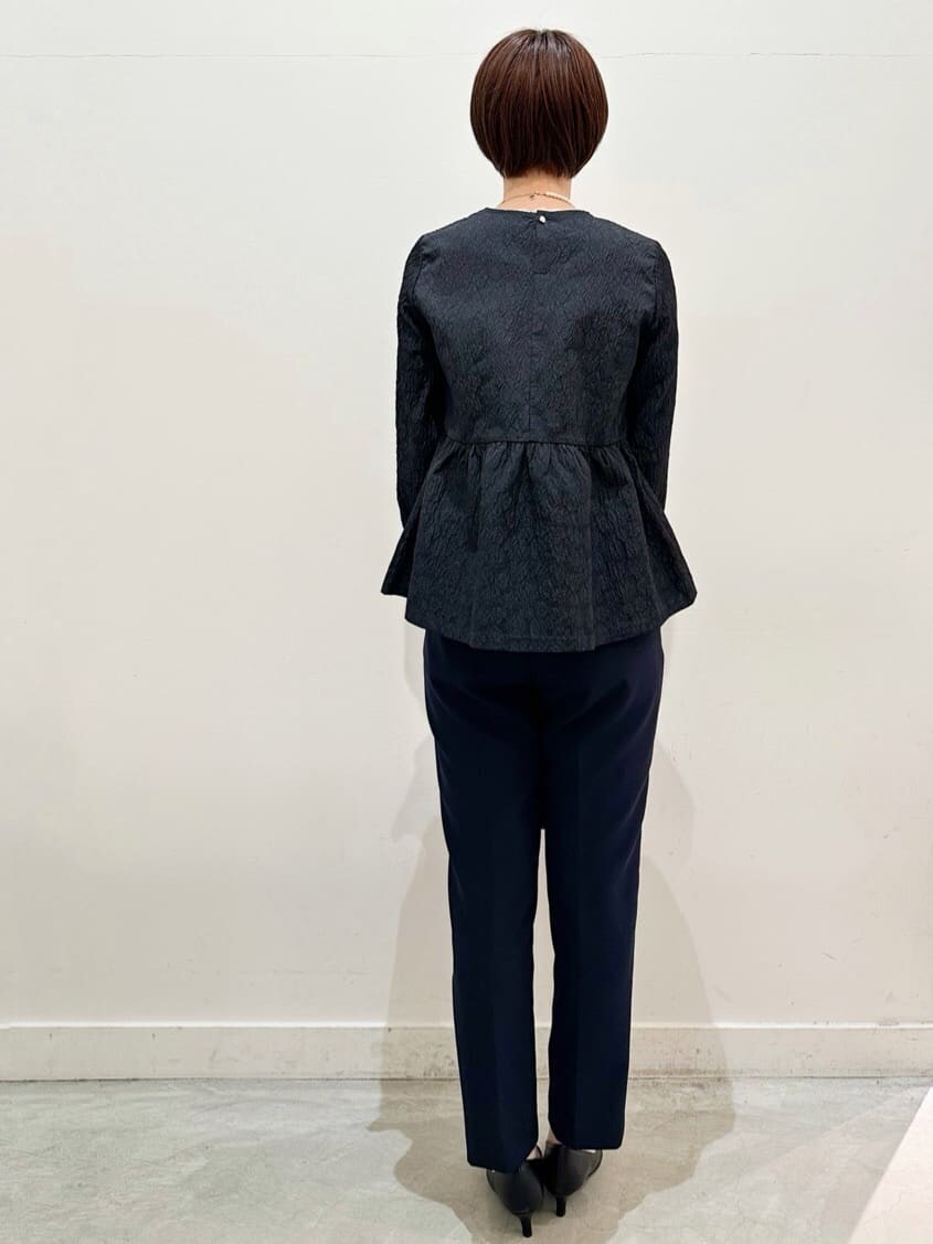 ブルー系のシャツ/ブラウス、ブルー系のその他パンツ、ブラック系のショルダーバッグを着用したレディースの春コーディネートの3枚目の写真