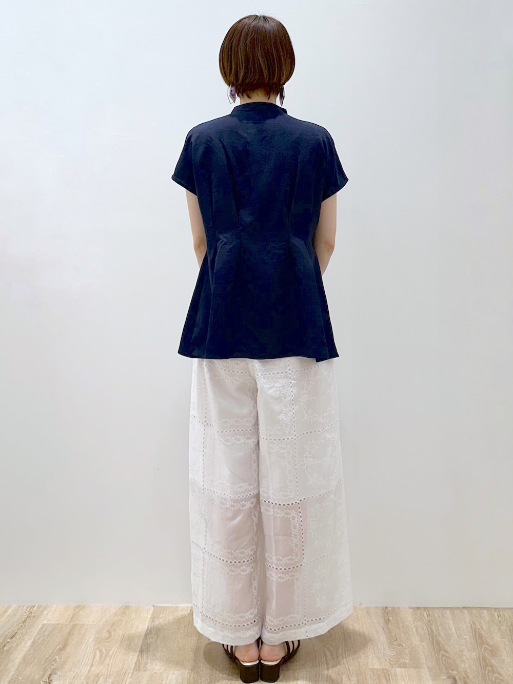 ブルー系のシャツ/ブラウス、ホワイト系のその他パンツ、ブラック系のトートバッグを着用したレディースの春コーディネートの3枚目の写真