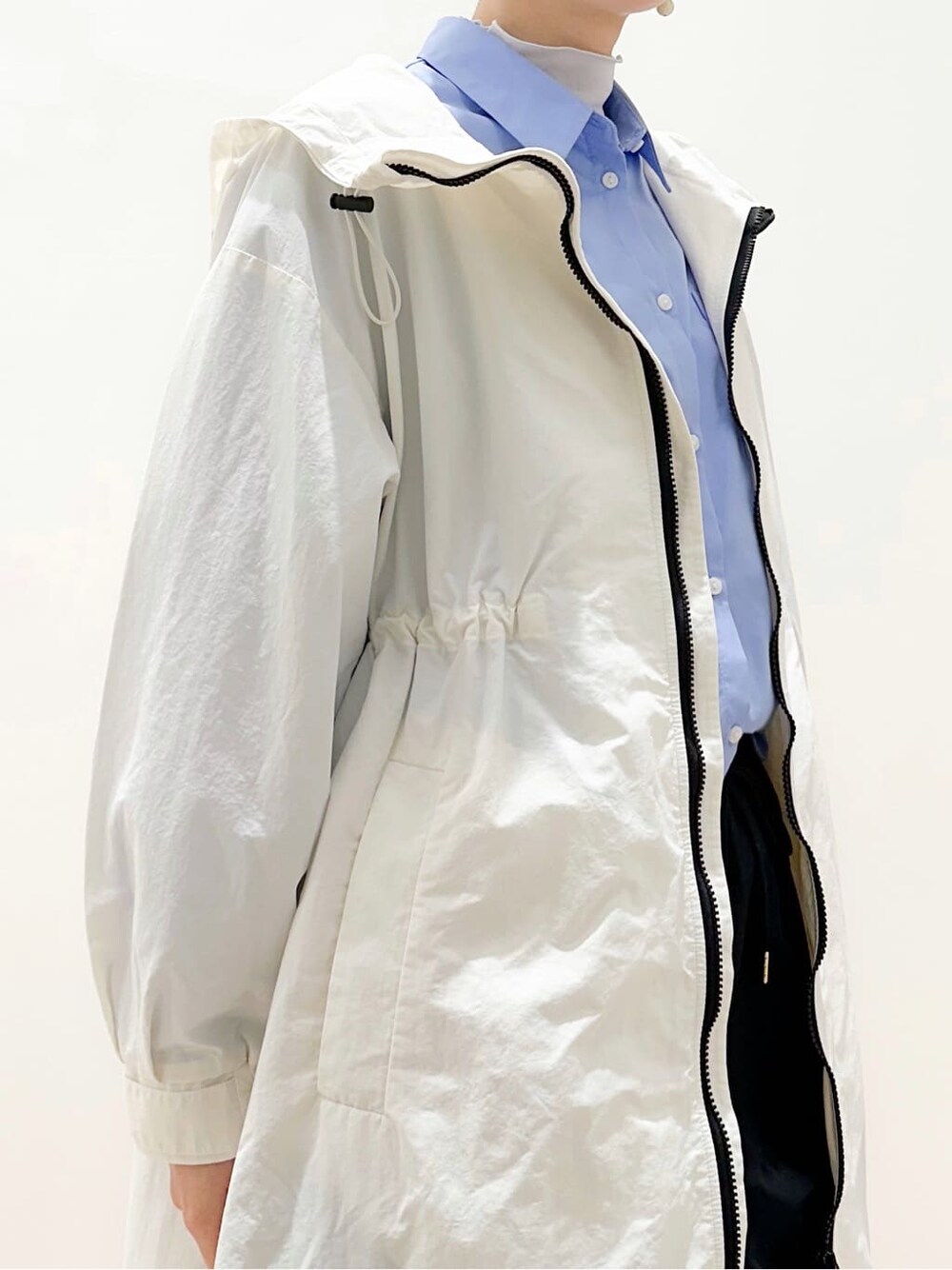 ホワイト系のその他アウター、ブルー系のシャツ/ブラウス、ブルー系のTシャツ/カットソーを着用したレディースの冬コーディネートの9枚目の写真