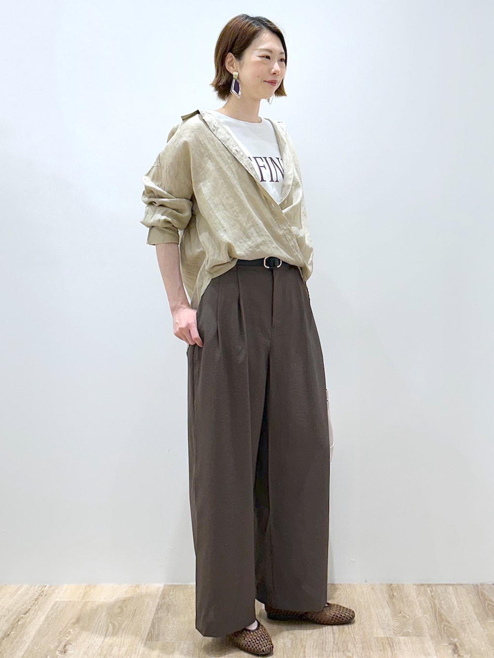 ベージュ系のシャツ/ブラウス、ホワイト系のTシャツ/カットソー、ブラウン系のその他パンツを着用したレディースの夏コーディネートの2枚目の写真