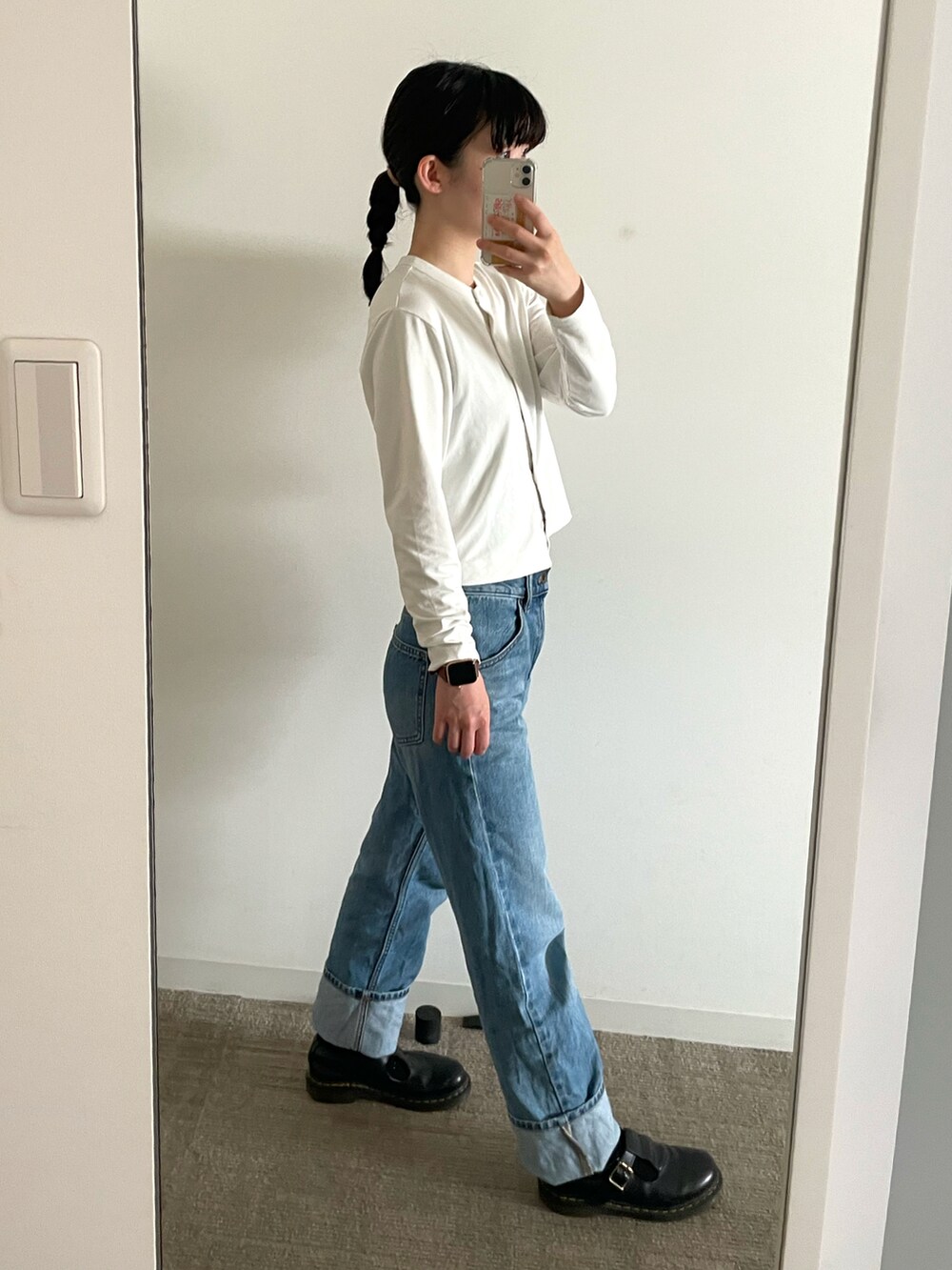 ホワイト系のカーディガン/ボレロ、ブルー系のデニムパンツ、ブラック系のブーツを着用したレディースの夏コーディネートの2枚目の写真