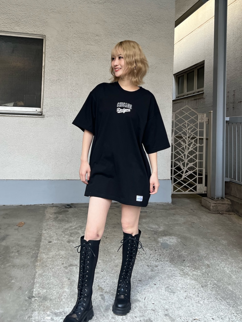 「ジャケット、ジャケットスタイル、ジャケットコーデ、ナイロンジャケット、Tシャツ、Tシャツコーデ、MLB、MLBコラボ、TOKYOSERIES、オーバーサイズ」｜「BACK TO THE FIELDの【MLB】TOKYO SERIES 2025 配色ナイロンジャケット（ナイロンジャケット、ブルー系）」を使った、namiさん（骨格ウェーブ・レディース・160cm）の春コーディネートの5枚目の写真