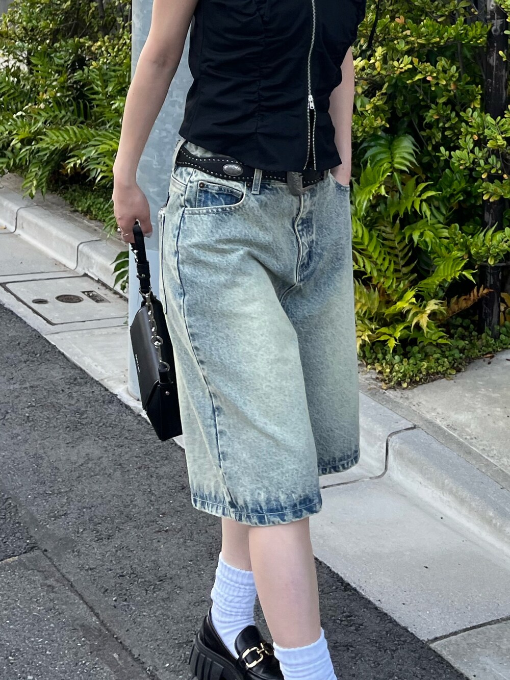 ブルー系のデニムパンツ、ブラック系のシャツ/ブラウスを着用したレディースの夏コーディネートの5枚目の写真