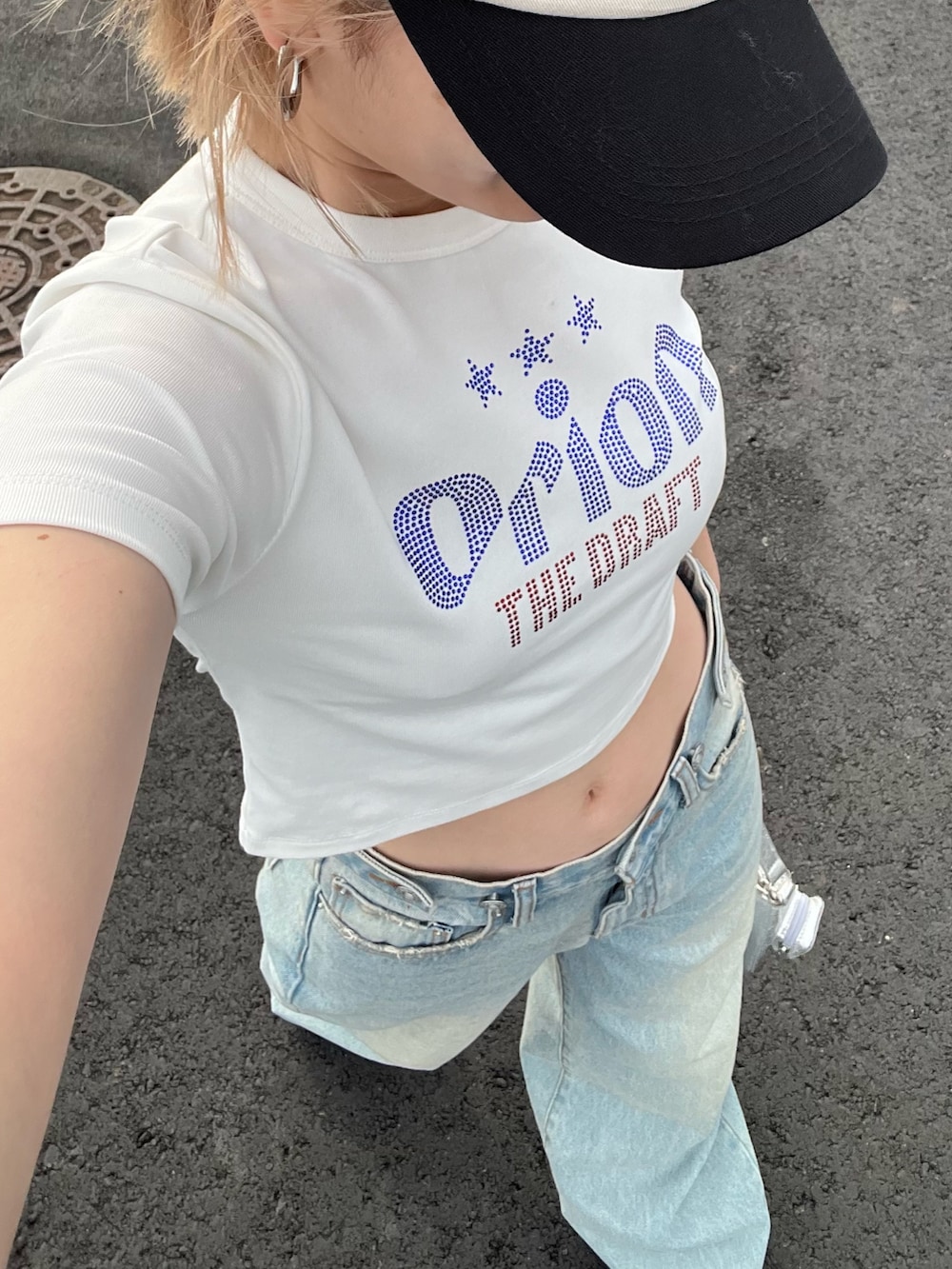 ホワイト系のTシャツ/カットソー、ブルー系のデニムパンツ、シルバー系のショルダーバッグを着用したレディースの春コーディネートの3枚目の写真