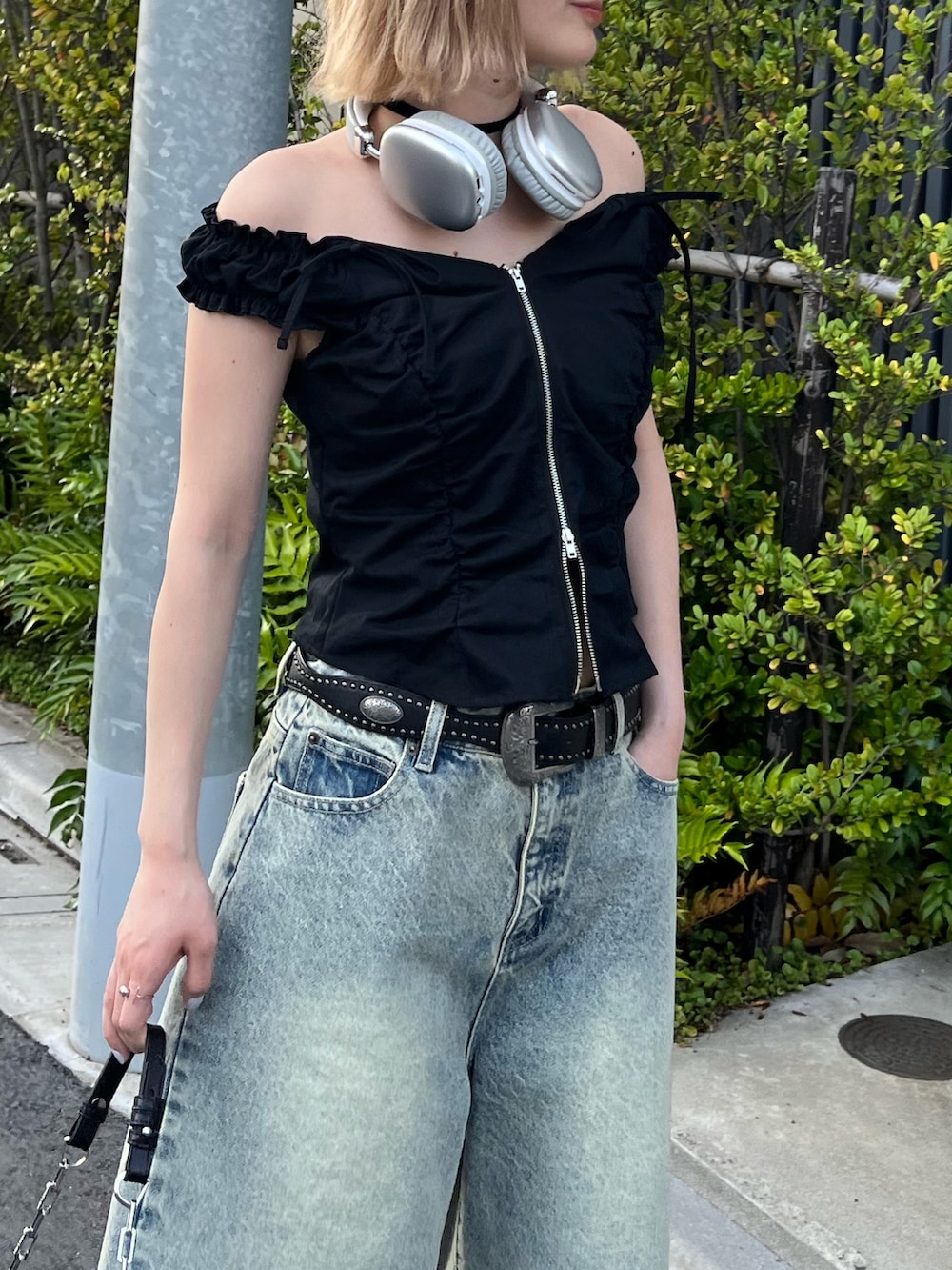 ブルー系のデニムパンツ、ブラック系のシャツ/ブラウスを着用したレディースの夏コーディネートの4枚目の写真