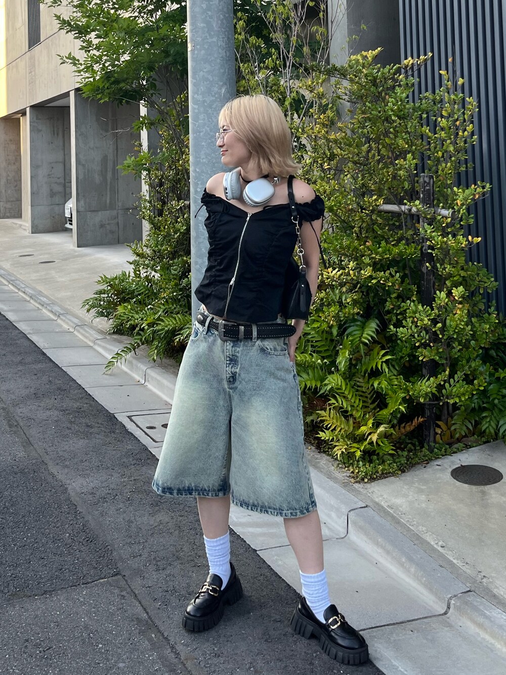 ブルー系のデニムパンツ、ブラック系のシャツ/ブラウスを着用したレディースの夏コーディネートの2枚目の写真