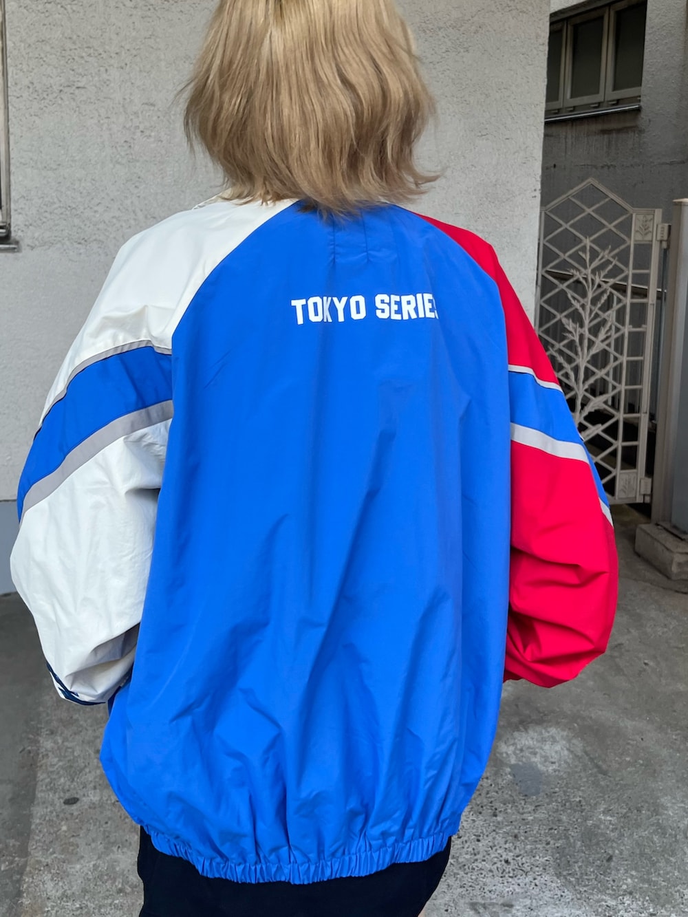 「ジャケット、ジャケットスタイル、ジャケットコーデ、ナイロンジャケット、Tシャツ、Tシャツコーデ、MLB、MLBコラボ、TOKYOSERIES、オーバーサイズ」｜「BACK TO THE FIELDの【MLB】TOKYO SERIES 2025 配色ナイロンジャケット（ナイロンジャケット、ブルー系）」を使った、namiさん（骨格ウェーブ・レディース・160cm）の春コーディネートの4枚目の写真