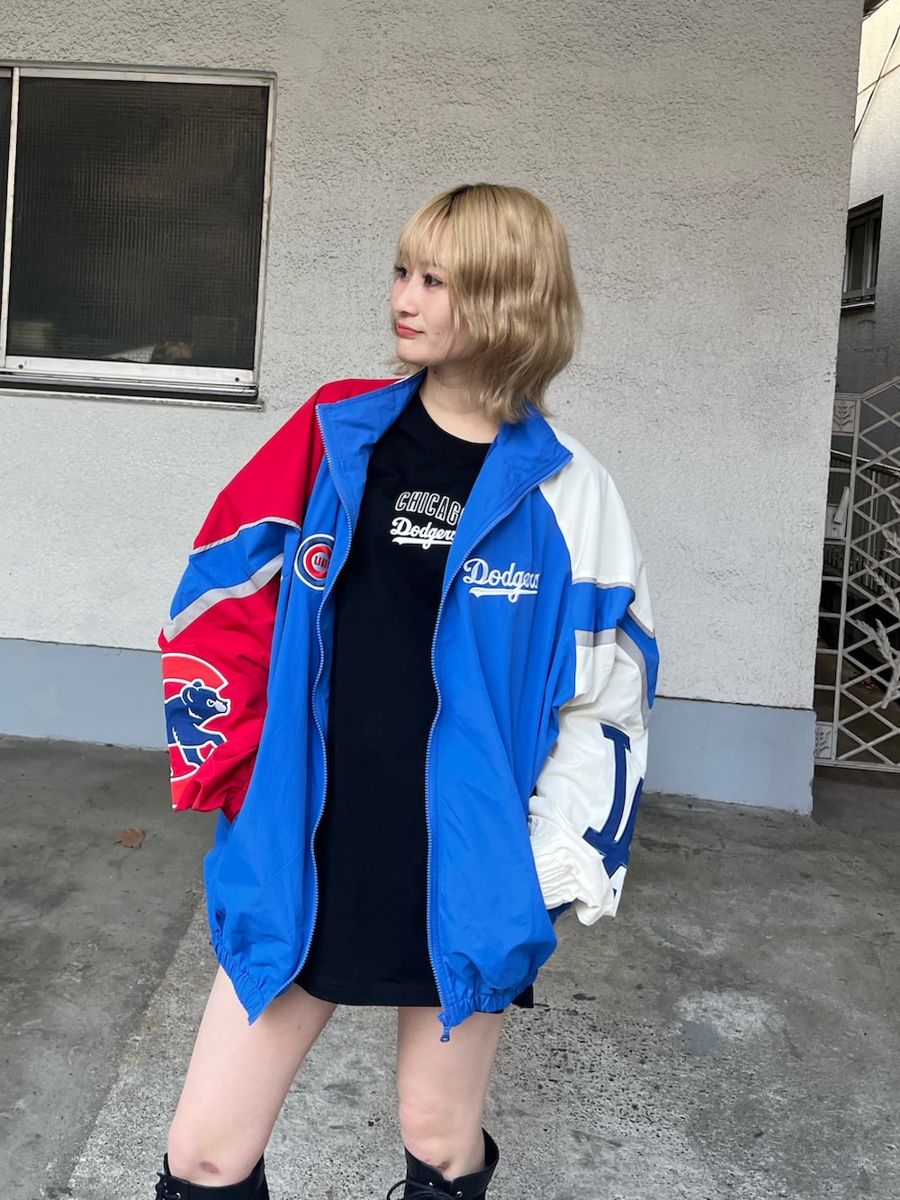 「ジャケット、ジャケットスタイル、ジャケットコーデ、ナイロンジャケット、Tシャツ、Tシャツコーデ、MLB、MLBコラボ、TOKYOSERIES、オーバーサイズ」｜「BACK TO THE FIELDの【MLB】TOKYO SERIES 2025 配色ナイロンジャケット（ナイロンジャケット、ブルー系）」を使った、namiさん（骨格ウェーブ・レディース・160cm）の春コーディネートの3枚目の写真