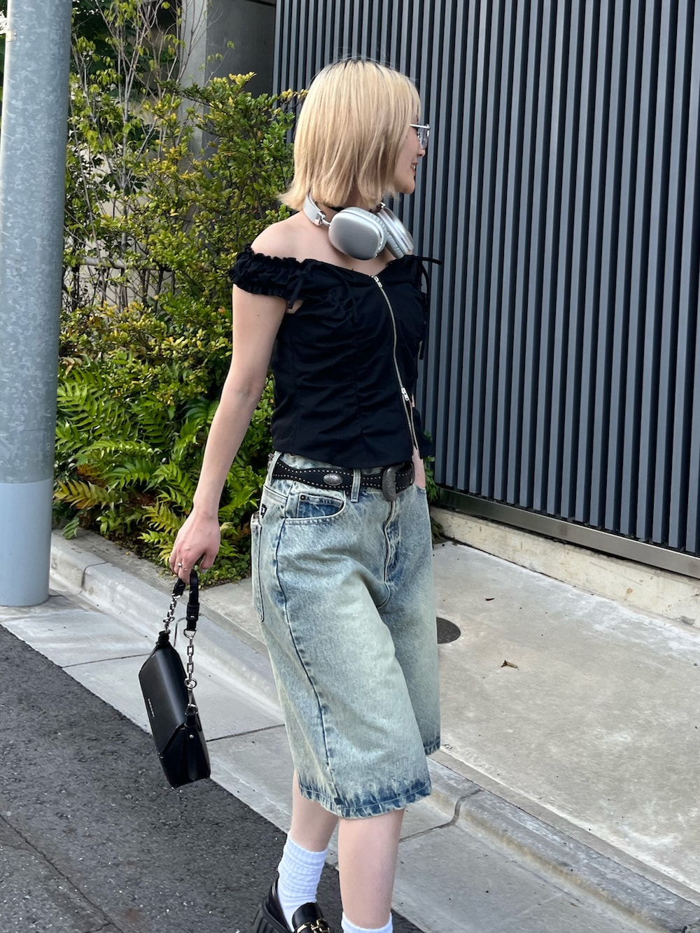 ブルー系のデニムパンツ、ブラック系のシャツ/ブラウスを着用したレディースの夏コーディネートの3枚目の写真