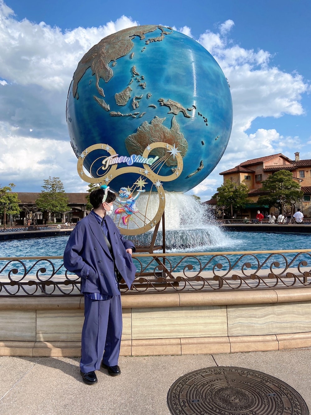 ブルー系のテーラードジャケット、ブルー系のその他パンツ、ブラック系のローファーを着用したメンズの春コーディネートの2枚目の写真