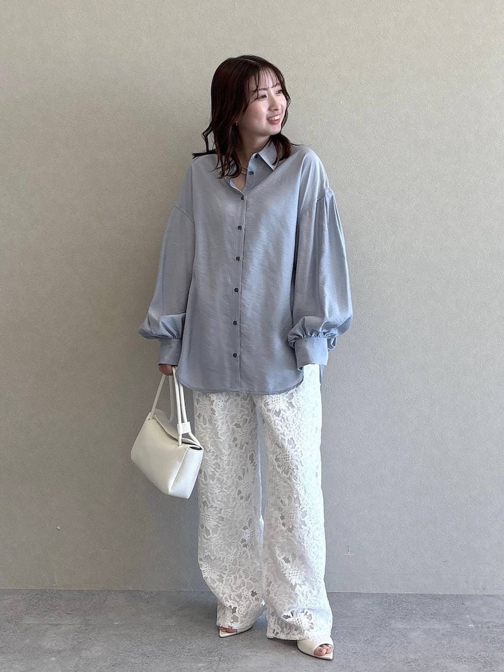 ブルー系のシャツ/ブラウス、ホワイト系のショルダーバッグ、ホワイト系のサンダルを着用したレディースの春コーディネートの4枚目の写真