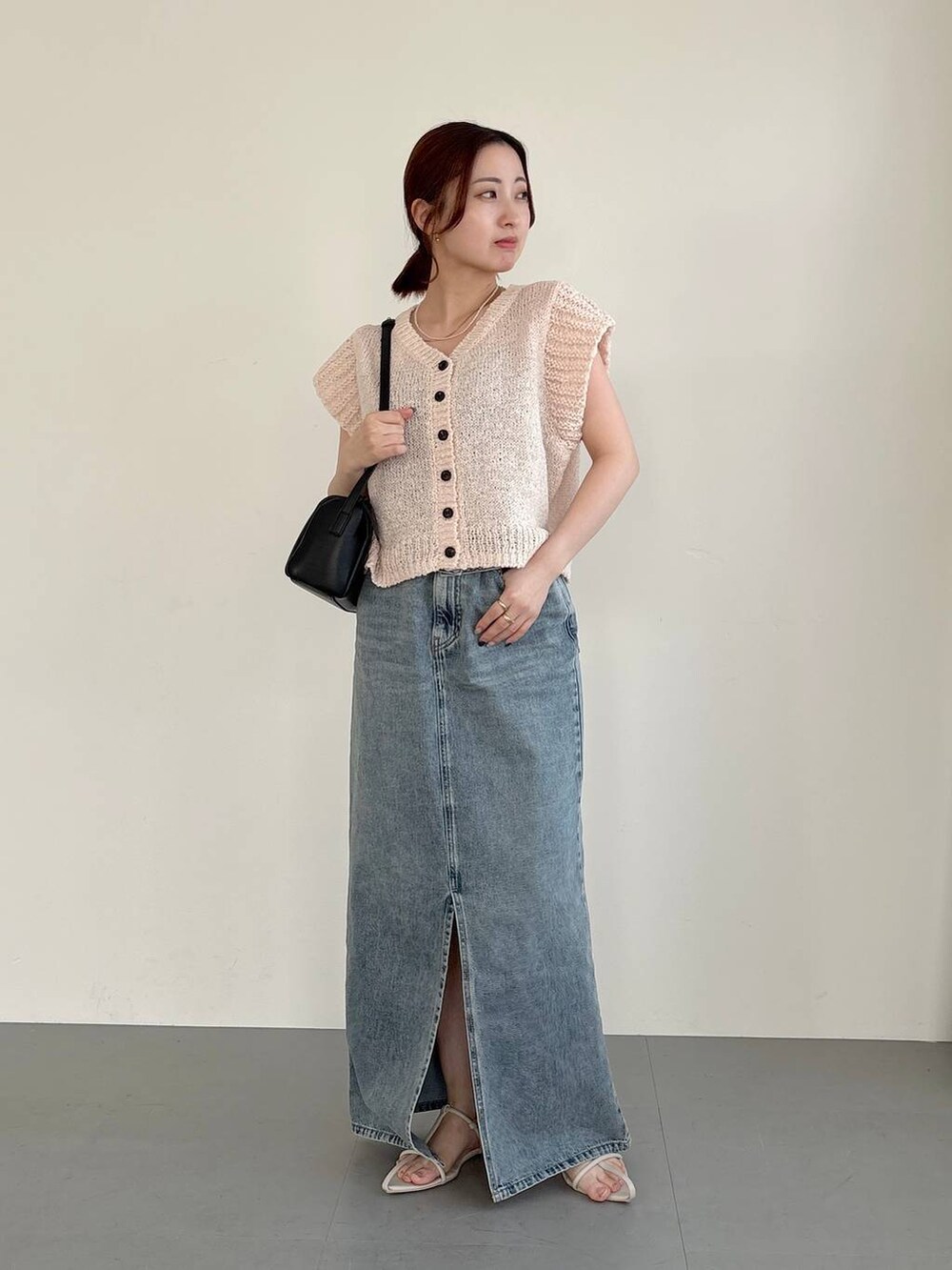 「低身長、ワントーン、きれいめ、デート/ロマンティック、女子会、SNAP_apart by lowrys、女子ウケ、カジュアル、apart by lowrys、デートコーデ」｜「A part byのスリットデニムスカート（デニムスカート、ブルー系）」を使った、ですこさん（レディース・148cm）の春コーディネートの2枚目の写真