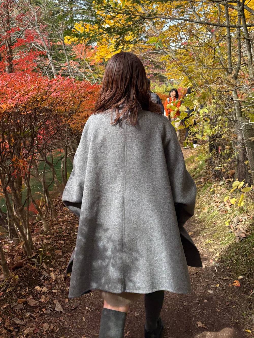 グレー系のその他アウター、イエロー系のワンピースを着用したレディースの秋コーディネートの4枚目の写真