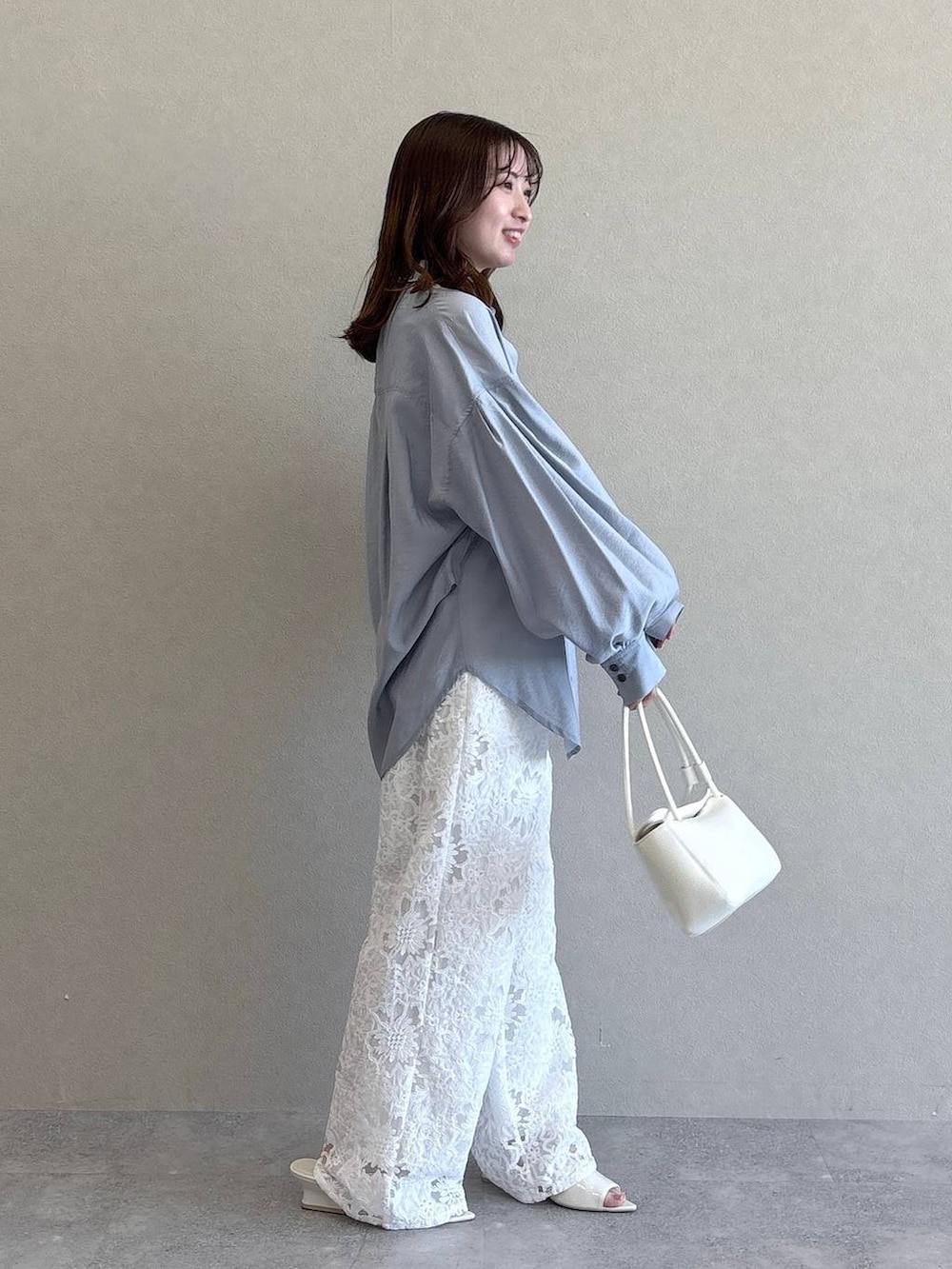 ブルー系のシャツ/ブラウス、ホワイト系のショルダーバッグ、ホワイト系のサンダルを着用したレディースの春コーディネートの2枚目の写真