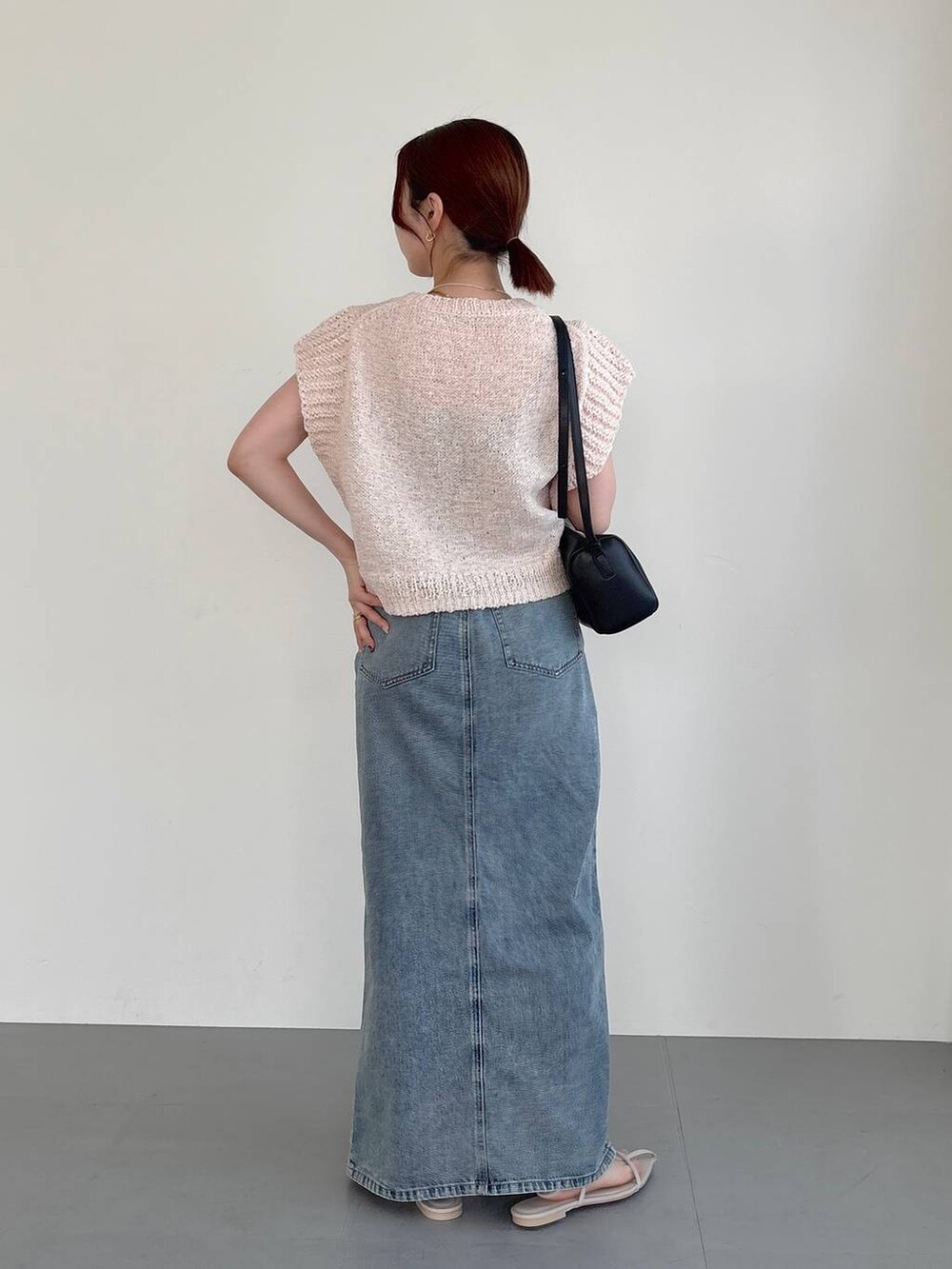 「低身長、ワントーン、きれいめ、デート/ロマンティック、女子会、SNAP_apart by lowrys、女子ウケ、カジュアル、apart by lowrys、デートコーデ」｜「A part byのスリットデニムスカート（デニムスカート、ブルー系）」を使った、ですこさん（レディース・148cm）の春コーディネートの3枚目の写真