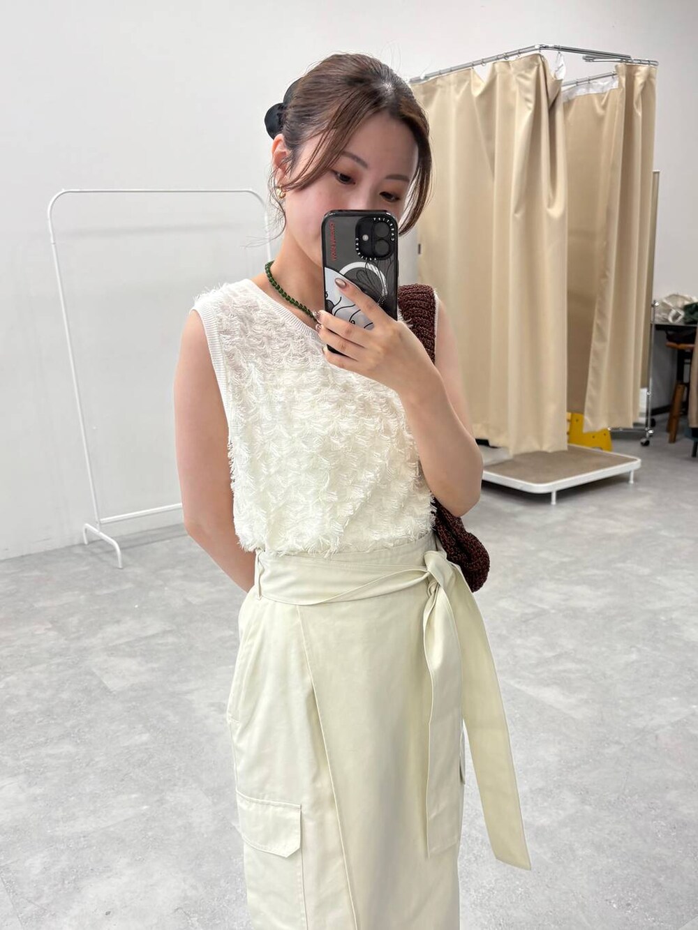 「低身長、ワントーン、きれいめ、デート/ロマンティック、女子会、SNAP_apart by lowrys、女子ウケ、カジュアル、apart by lowrys、デートコーデ、スカート」｜「A part byのクロスフラットサンダル（サンダル、ブラウン系）」を使った、ですこさん（レディース・148cm）の夏コーディネートの3枚目の写真