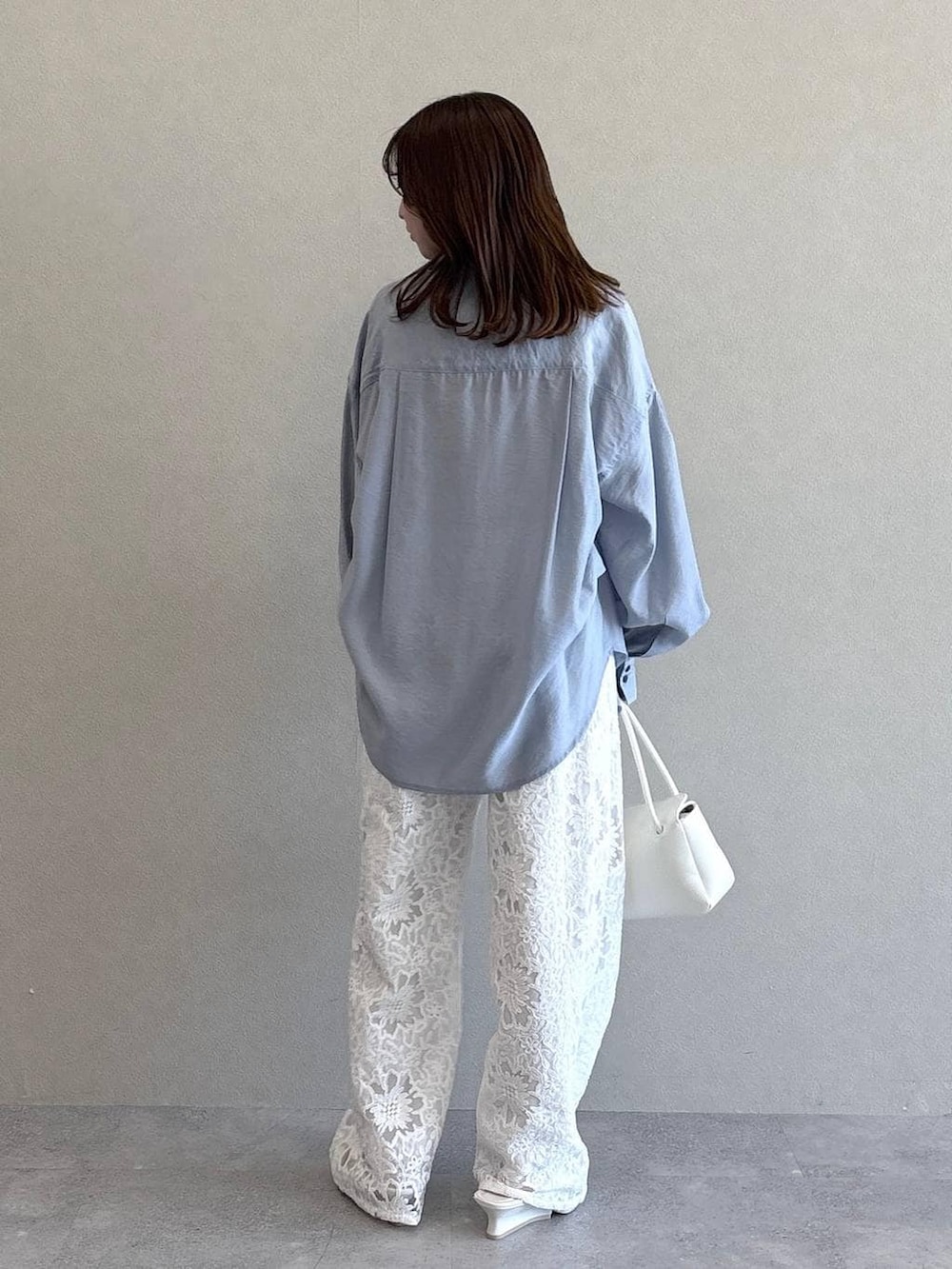 ブルー系のシャツ/ブラウス、ホワイト系のショルダーバッグ、ホワイト系のサンダルを着用したレディースの春コーディネートの3枚目の写真