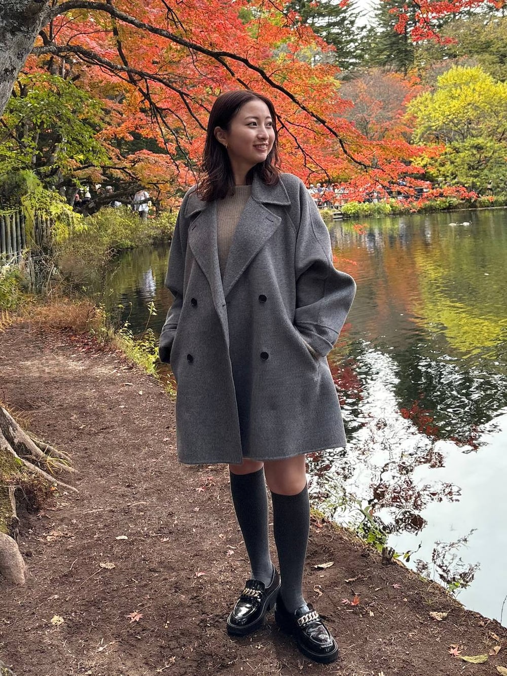 グレー系のその他アウター、イエロー系のワンピースを着用したレディースの秋コーディネートの2枚目の写真