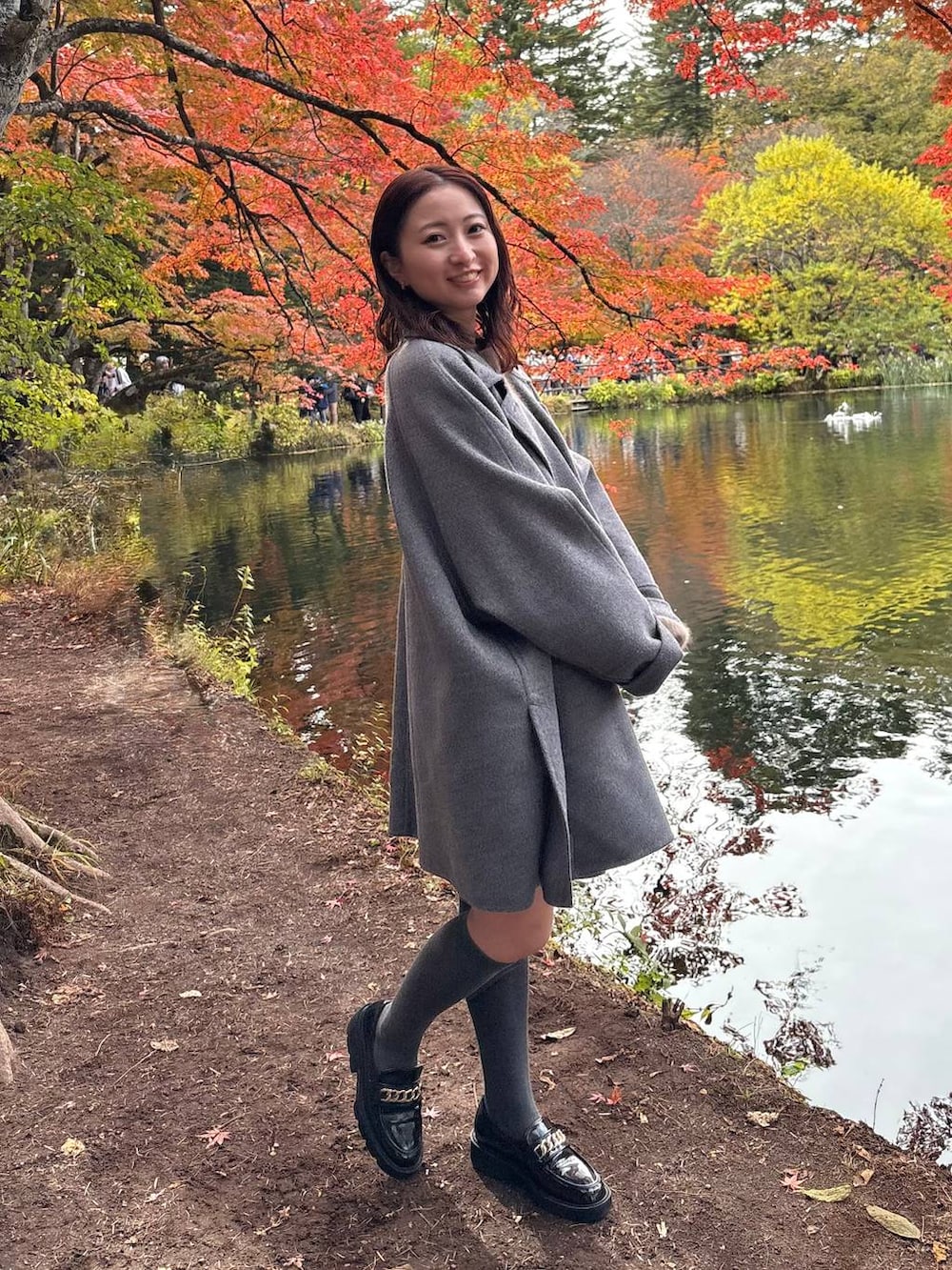 グレー系のその他アウター、イエロー系のワンピースを着用したレディースの秋コーディネートの3枚目の写真