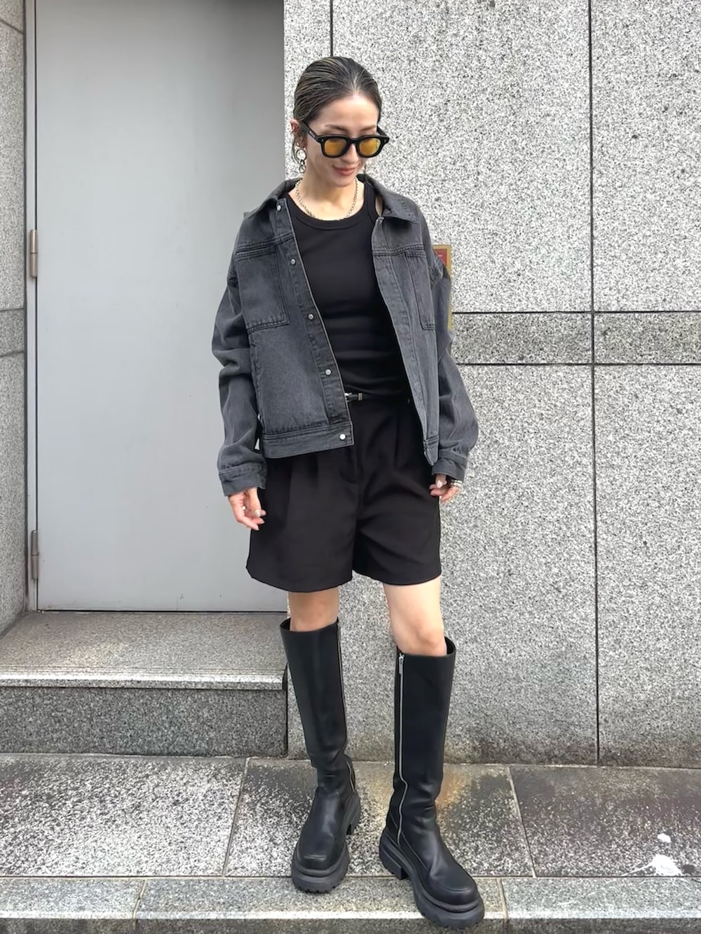 「秋服準備はじめました、休日スタイル、秋のコーデ、ゆるコーデ、シンプル、サングラス、デニムジャケット、Gジャン、ブーツ、ブーツスタイル、秋、秋コーデ、秋服、LHP」｜「DANKE SCHONのDankeSchon/ダンケシェーン/12OZ CHEMICAL DENIM JACKET（デニムジャケット、ブラック系）」を使った、hanae maruiさん（レディース・156cm）の秋コーディネートの2枚目の写真