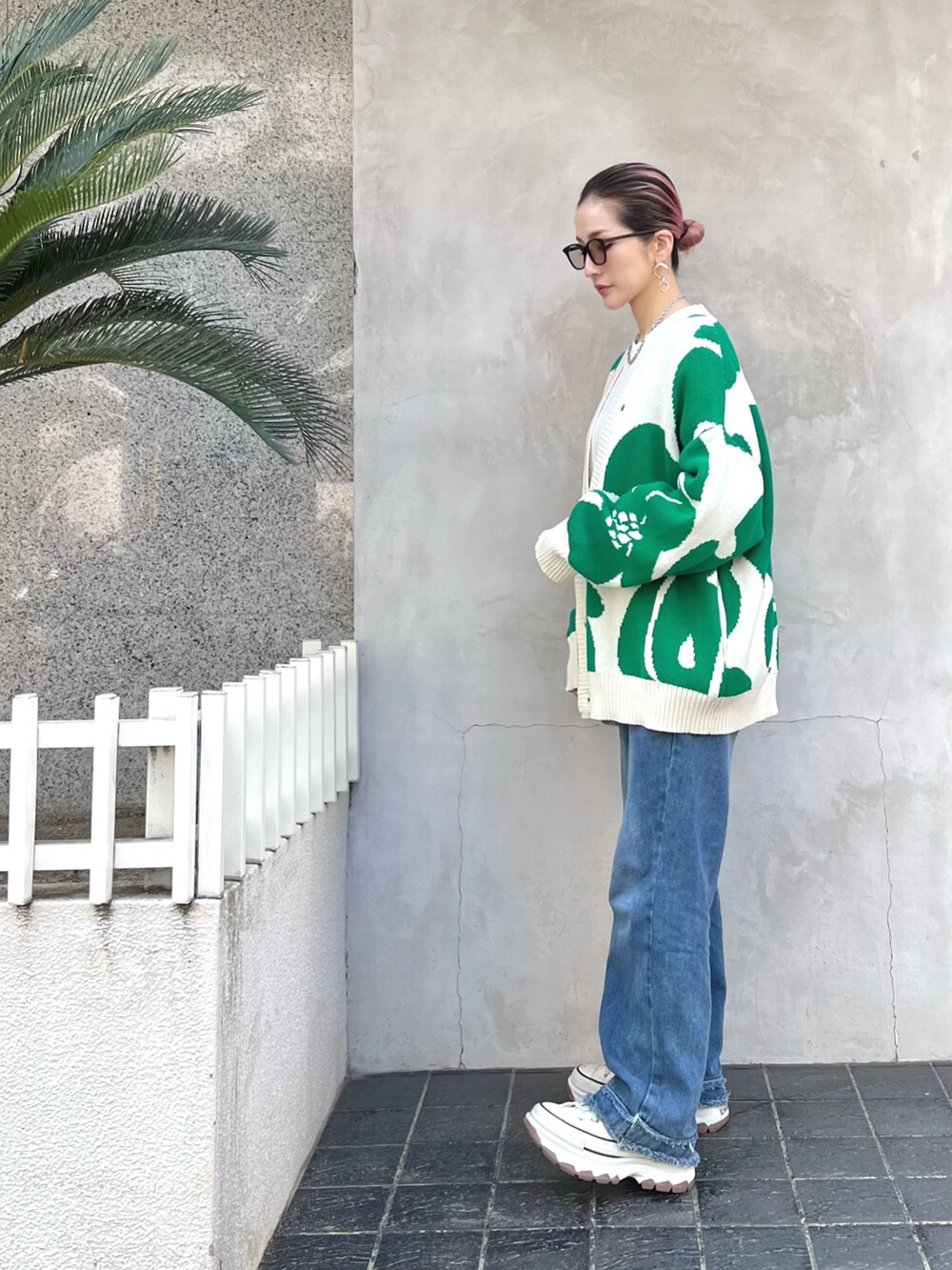 hanae maruiさんの「WHITELAND/ホワイトランド/FLOWER CARDIGAN（WHITELAND）」を使ったコーディネートの3枚目の写真