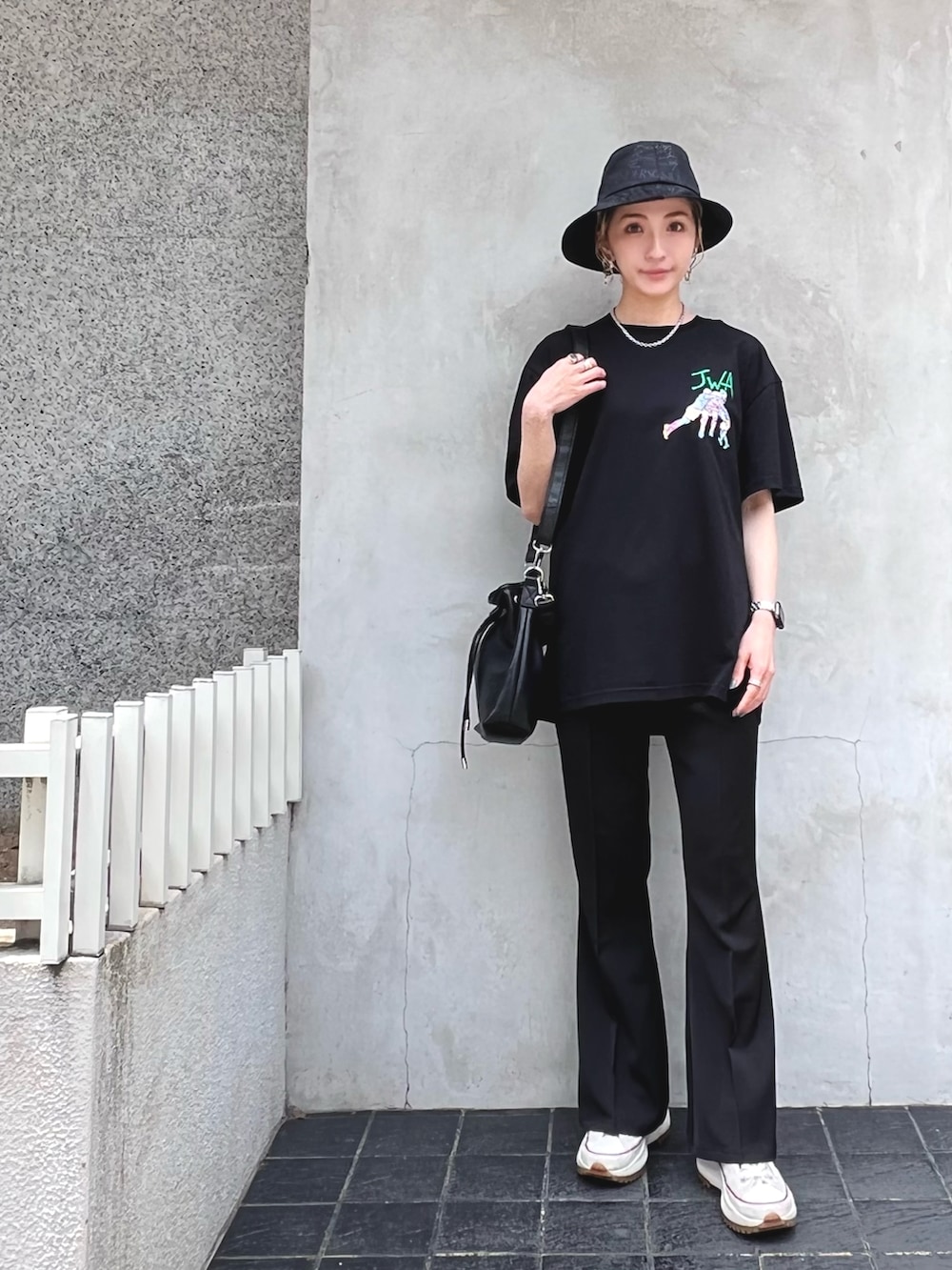 「休日スタイル、夏コーデ、春夏コーデ、ブラック、ブラックコーデ、黒パンツ、黒Tシャツ、Tシャツ、ショルダーバッグ、スラックス、フレアパンツ、スニーカー、バケットハット、JWANDERSON」｜「WHITELANDのWHITELAND/ホワイトランド/PURSE BAG（ショルダーバッグ、ブラック系）」を使った、hanae maruiさん（レディース・155cm）の夏コーディネートの2枚目の写真