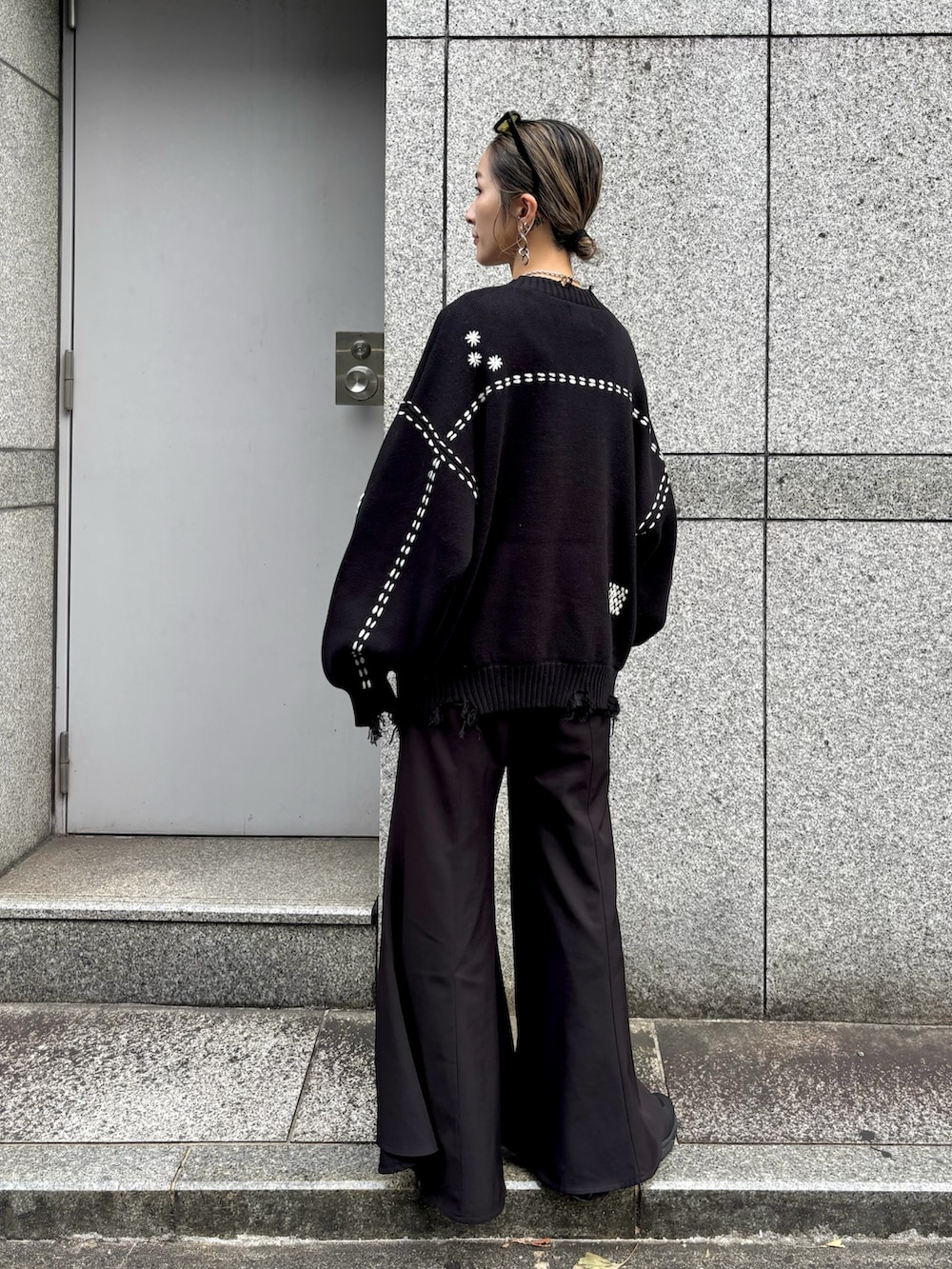 「秋服準備はじめました、大人女子、今日のコーデ、150cm台コーデ、ootd、ママファッション、レディースファッション、カーディガン、モノトーン、ブラック、秋コーデ、秋、秋のコーデ、サングラス、LHP」｜「DANKE SCHONのDankeSchon/ダンケシェーン/HAND STITCH KNIT CARDIGAN（カーディガン/ボレロ、ブラック系）」を使った、hanae maruiさん（レディース・156cm）の夏コーディネートの4枚目の写真