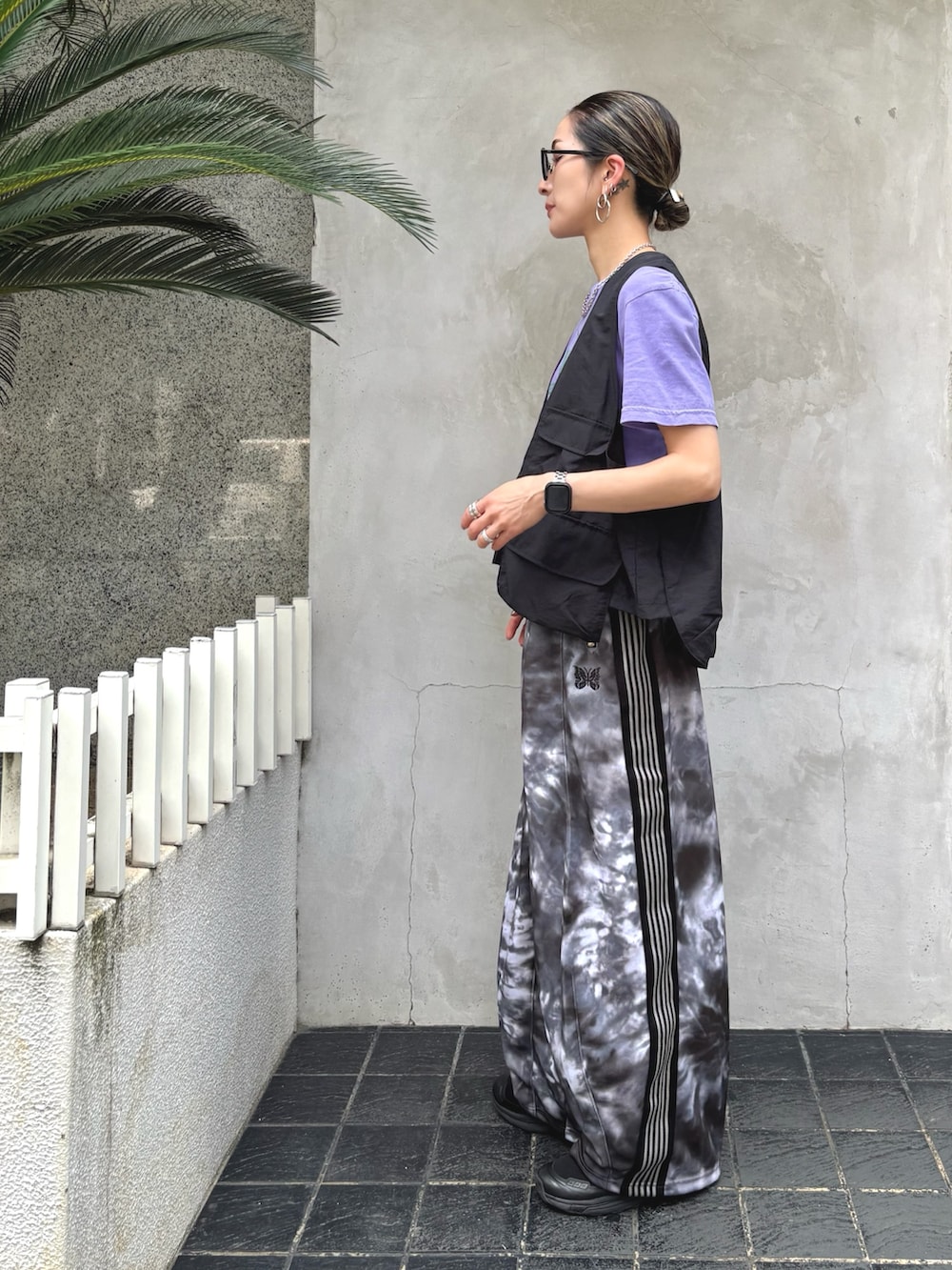 「おでかけコーデ、レイヤード、Tシャツ/カットソー、レイヤードスタイル、トラックパンツ、ワイドパンツ、NEEDLES、サングラス、アイウェア、adsr、ベスト、スニーカー、LHP、ストリート」｜「A.D.S.R.のADSR/エーディーエスアール/SATCHMO（サングラス、ブラウン系）」を使った、hanae maruiさん（レディース・156cm）の夏コーディネートの3枚目の写真