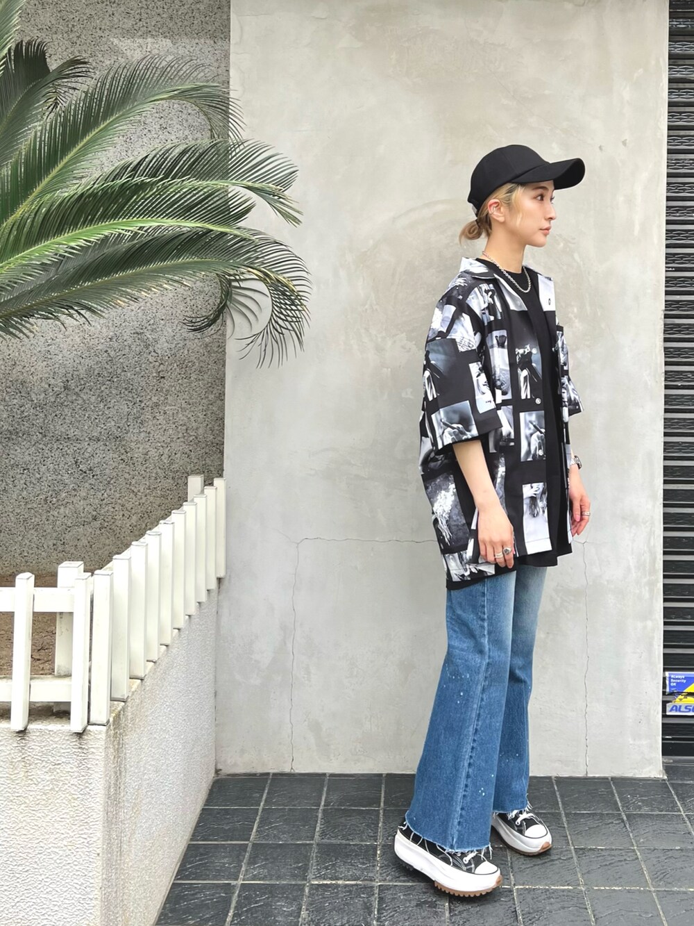 「スニーカー、デニム、シャツ、夏、キャップ、デニムパンツ、シャツスタイル、半袖シャツ、初夏コーデ」｜「A4AのA4A/エーフォーエー/PHOTO s/s Shirts/フォトショートスリーブバック（シャツ/ブラウス、ブラック系）」を使った、hanae maruiさん（レディース・155cm）の春コーディネートの2枚目の写真